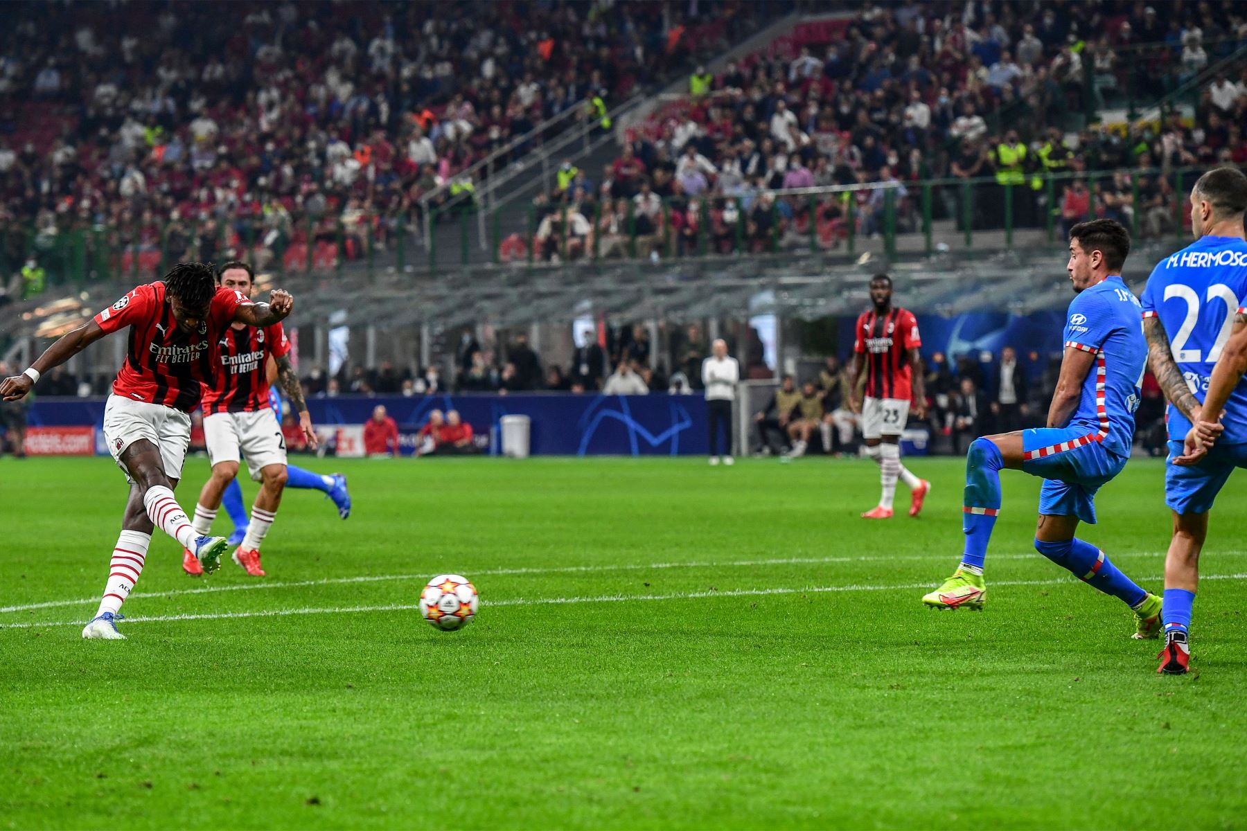 El delantero portugués del AC Milan Rafael Leao  dispara para abrir el marcador durante el partido de fútbol del Grupo B de la Liga de Campeones de la UEFA entre el AC Milan y el Atlético de Madrid.
Foto: AFP