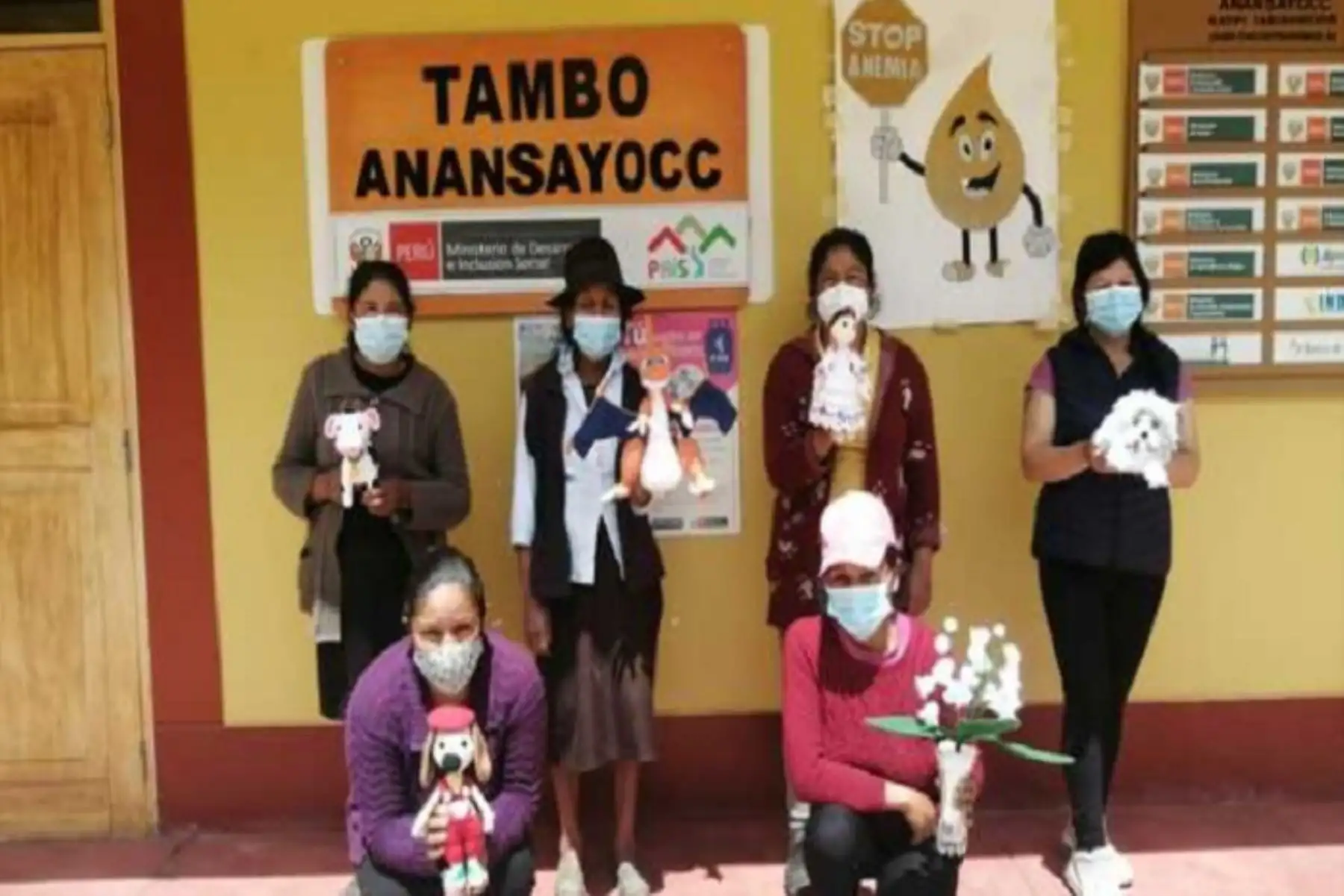 Los tejidos alusivos a la cultura peruana fueron comprados por la ONG Aldeas Infantiles y diversas empresas privadas en Apurímac, así como en algunas regiones del Perú,