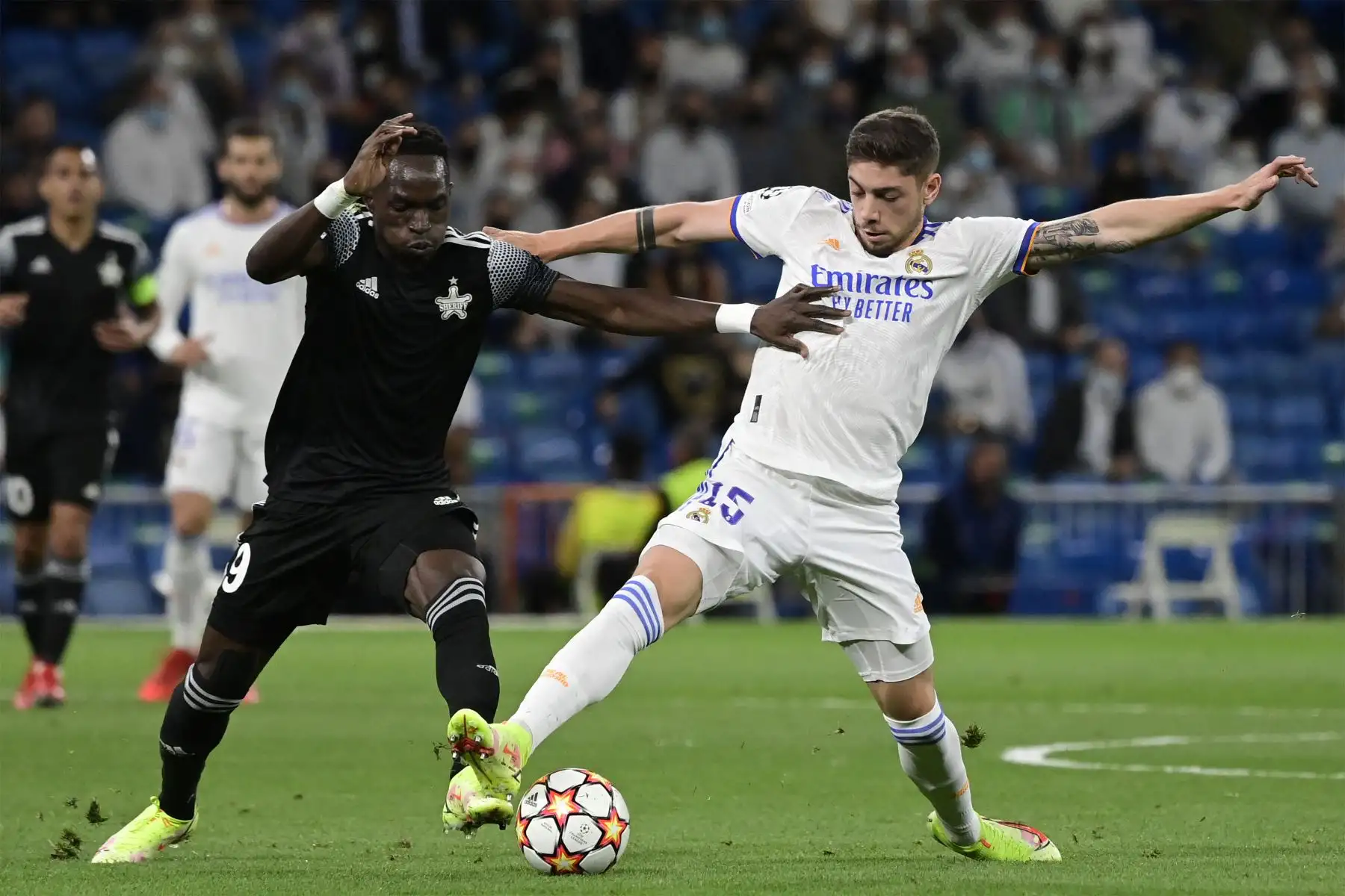 El delantero maliense del Sheriff Adama Traore compite con el centrocampista uruguayo del Real Madrid Federico Valverde durante el partido de fútbol del grupo D de la primera ronda de la Liga de Campeones de la UEFA entre el Real Madrid y el Sheriff Tiraspol.
Foto: AFP