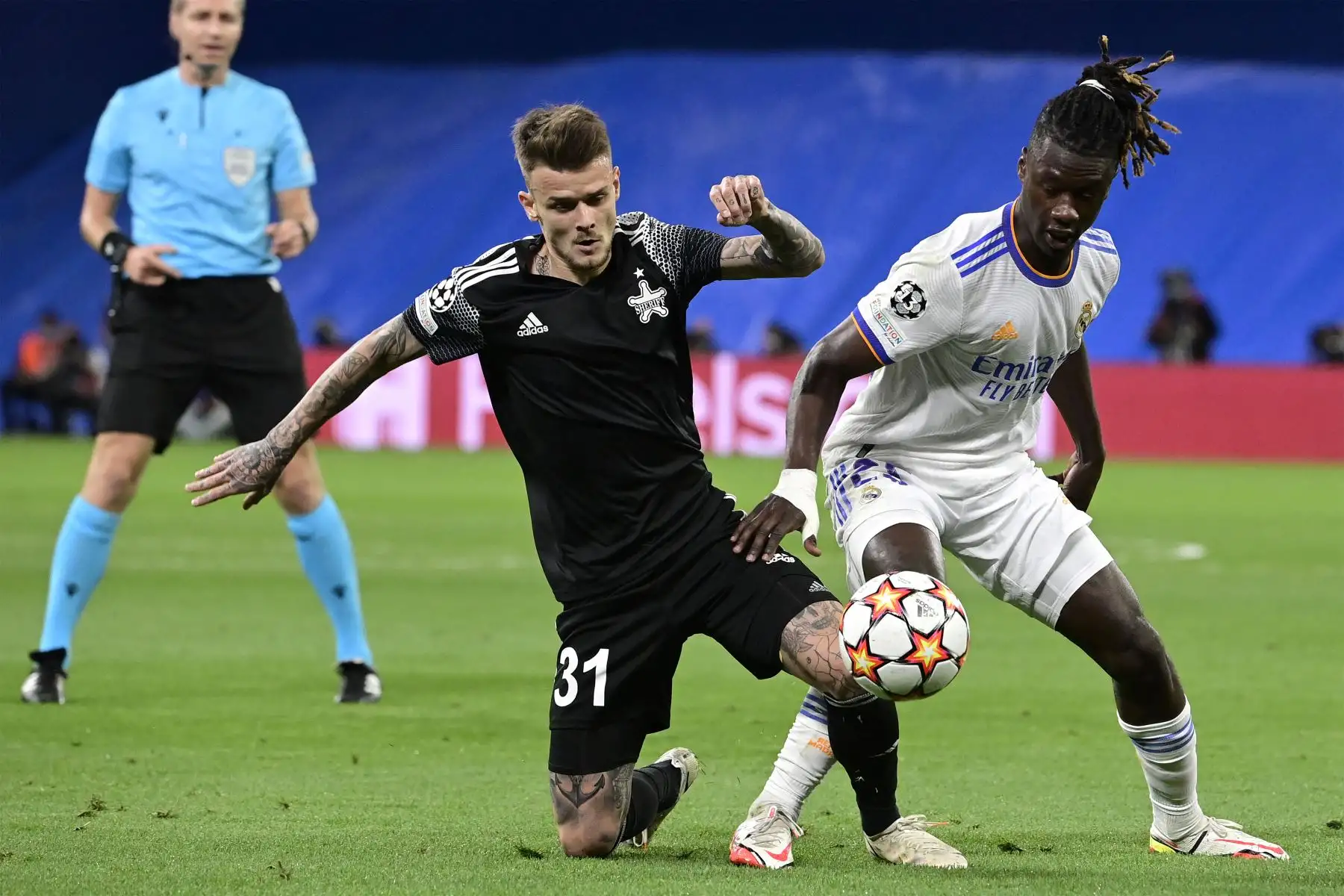 El centrocampista del sheriff Sebastien Thill compite con el centrocampista francés del Real Madrid Eduardo Camavinga durante la primera ronda de la Liga de Campeones de la UEFA, partido de fútbol del grupo D entre el Real Madrid y el sheriff Tiraspol.
Foto: AFP