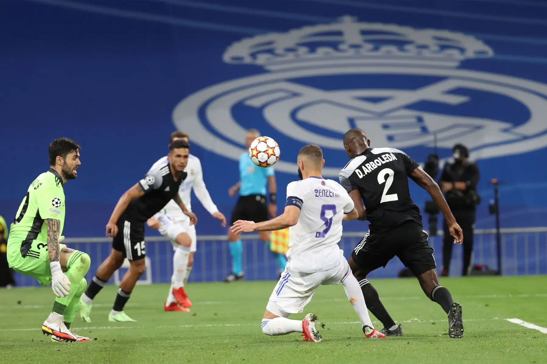 El delantero francés del Real Madrid , Karim Benzema lucha con el colombiano Danilo Arboleda , del Sheriff Tiraspol, durante el partido de la segunda jornada de la fase de grupos de la Liga de Campeones que Real Madrid y Sheriff Tiraspol.
Foto: AFP