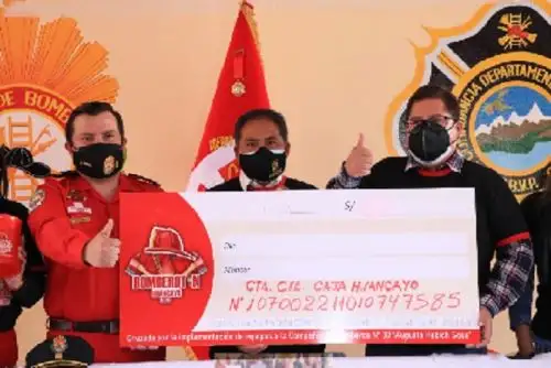Másde 30 voluntarios que recorren las calles con sus latas rojas. También, ya se vendieron 1,500 tarjetas de pollada con el apoyo del alcalde provincial, Carlos Quispe Ledesma.