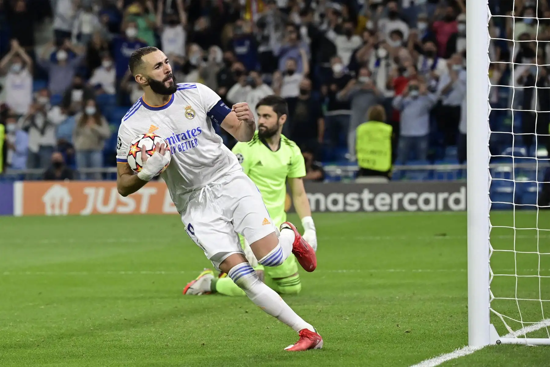 El delantero francés del Real Madrid Karim Benzema celebra su gol durante el partido de fútbol del grupo D de la primera ronda de la Liga de Campeones de la UEFA entre el Real Madrid y el Sheriff Tiraspol en el estadio Santiago Bernabeu de Madrid.
Foto: AFP