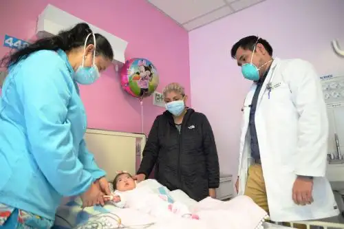 Después de permanecer casi un mes en la Unidad de Cuidados Intensivos (UCI), la menor fue recuperándose progresivamente hasta que finalmente dejó la sonda para alimentarse y lactar adecuadamente. ANDINA/ EsSalud