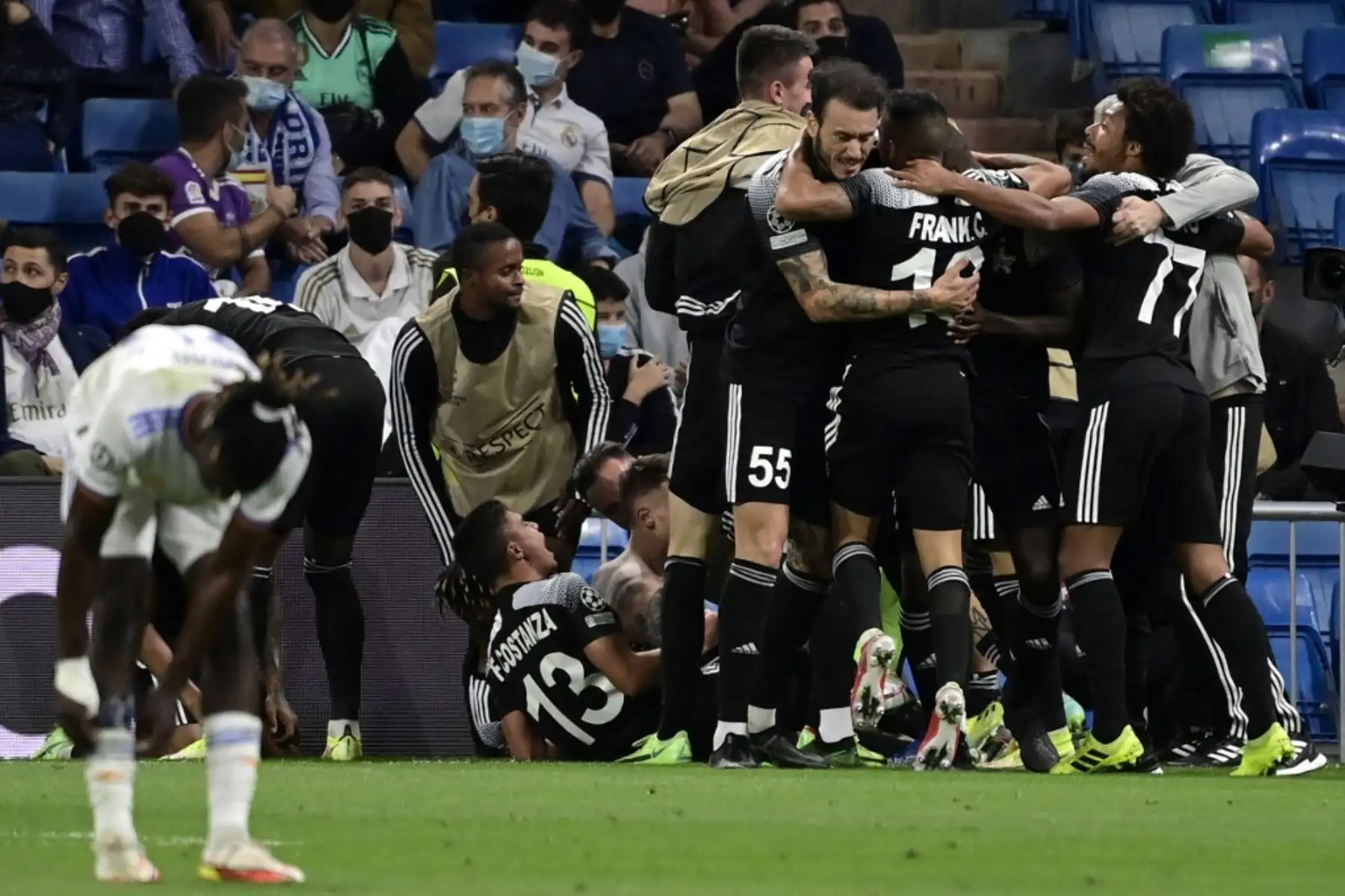 Los jugadores del sheriff, entre ellos el peruano Gustavo Dulanto que lleva la camiseta número 55, celebran su segundo gol durante el partido de fútbol del grupo D de la primera ronda de la Liga de Campeones de la UEFA entre el Real Madrid y el sheriff Tiraspol en el estadio Santiago Bernabeu de Madrid, el 28 de septiembre de 2021. Foto: AFP