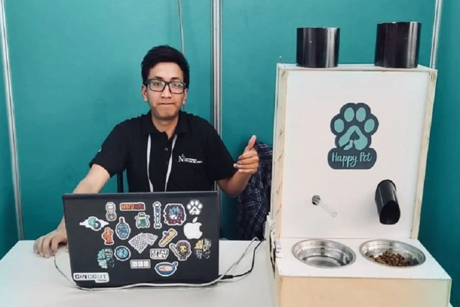 El dispensador automático de alimentos para mascotas fue creado por el bachiller José Alexander Vásquez Caruajulca, y puede emplearse en albergues u hoteles para mascotas. Foto: UPN