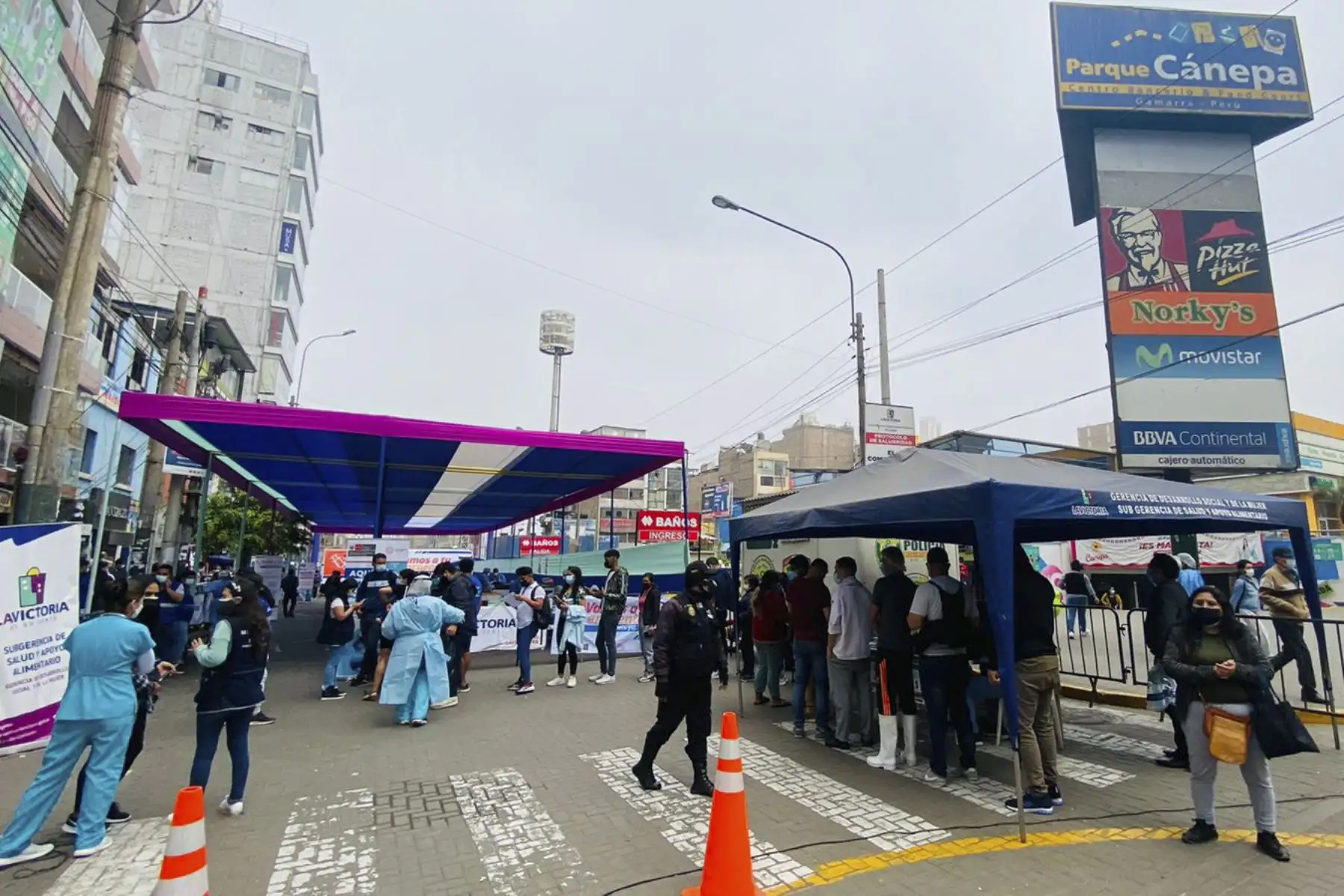 En el marco del fortalecimiento del proceso de vacunación, la Diris Lima Centro estableció un punto de vacunación en el Emporio Comercial de Gamarra, para que se desarrolle una campaña de vacunación contra la covid-19, los días martes 28, miércoles 29 y jueves 30 de septiembre, logrando inocular a 607 personas en este primer día. Foto: Diris Lima Centro