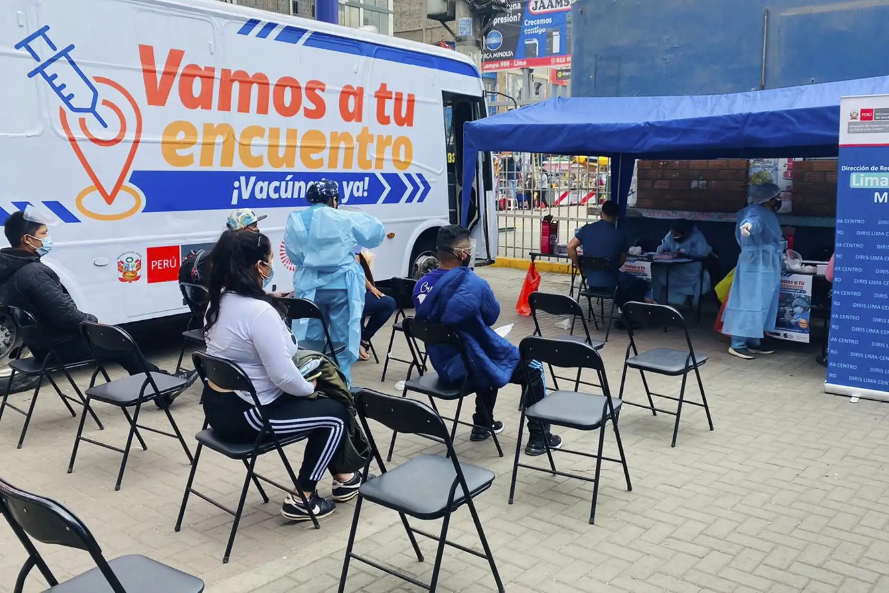 En el marco del fortalecimiento del proceso de vacunación, la Diris Lima Centro estableció un punto de vacunación en el Emporio Comercial de Gamarra, para que se desarrolle una campaña de vacunación contra la covid-19, los días martes 28, miércoles 29 y jueves 30 de septiembre, logrando inocular a 607 personas en este primer día. Foto: Diris Lima Centro