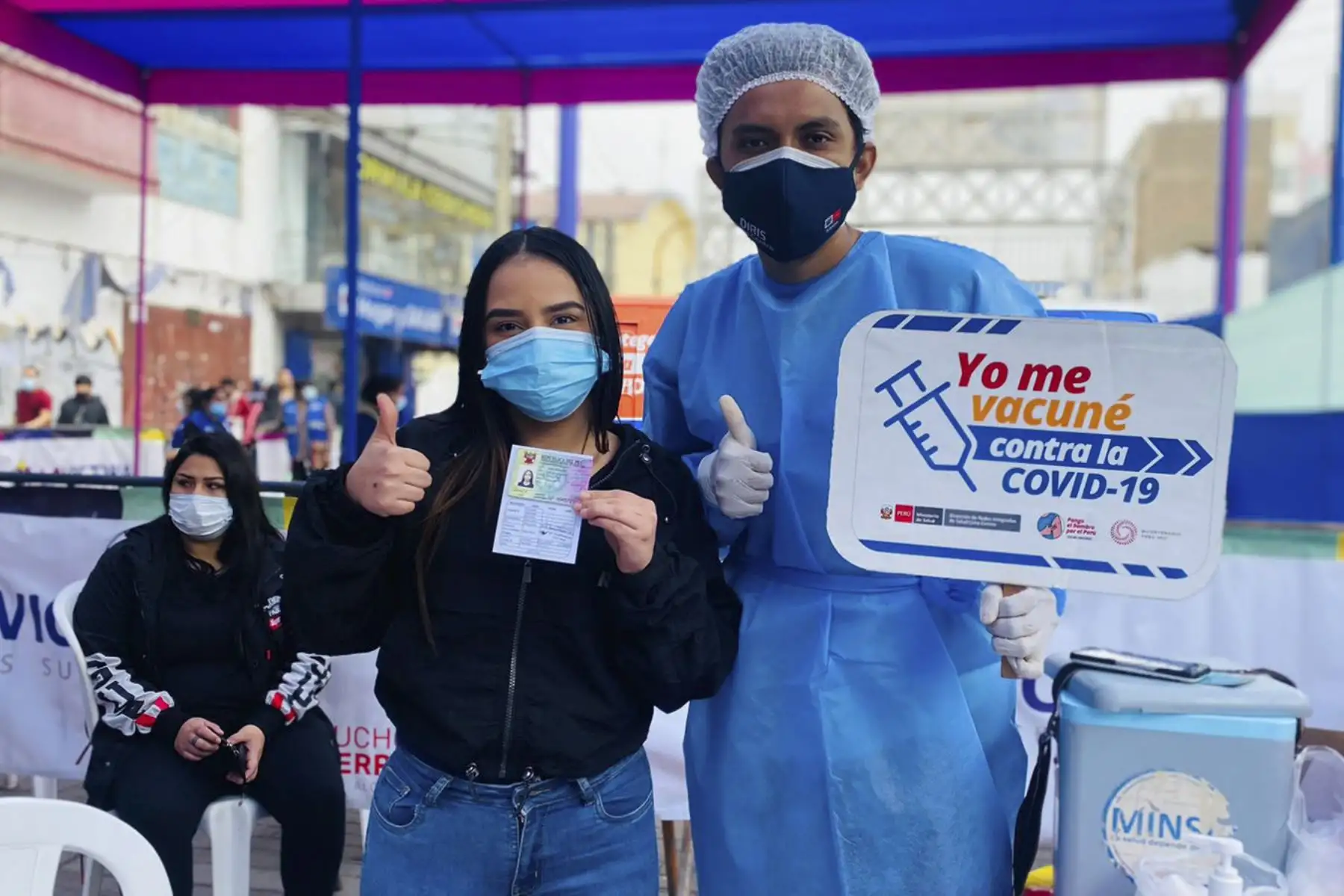 En el marco del fortalecimiento del proceso de vacunación, la Diris Lima Centro estableció un punto de vacunación en el Emporio Comercial de Gamarra, para que se desarrolle una campaña de vacunación contra la covid-19, los días martes 28, miércoles 29 y jueves 30 de septiembre, logrando inocular a 607 personas en este primer día. Foto: Diris Lima Centro
