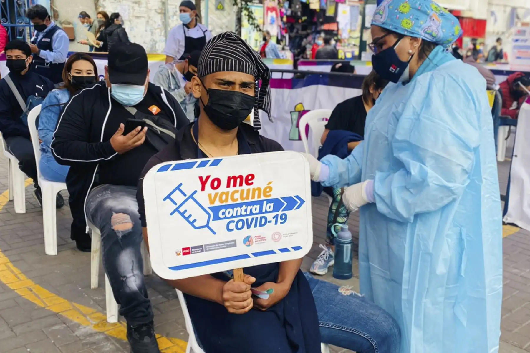 En el marco del fortalecimiento del proceso de vacunación, la Diris Lima Centro estableció un punto de vacunación en el Emporio Comercial de Gamarra, para que se desarrolle una campaña de vacunación contra la covid-19, los días martes 28, miércoles 29 y jueves 30 de septiembre, logrando inocular a 607 personas en este primer día. Foto: Diris Lima Centro