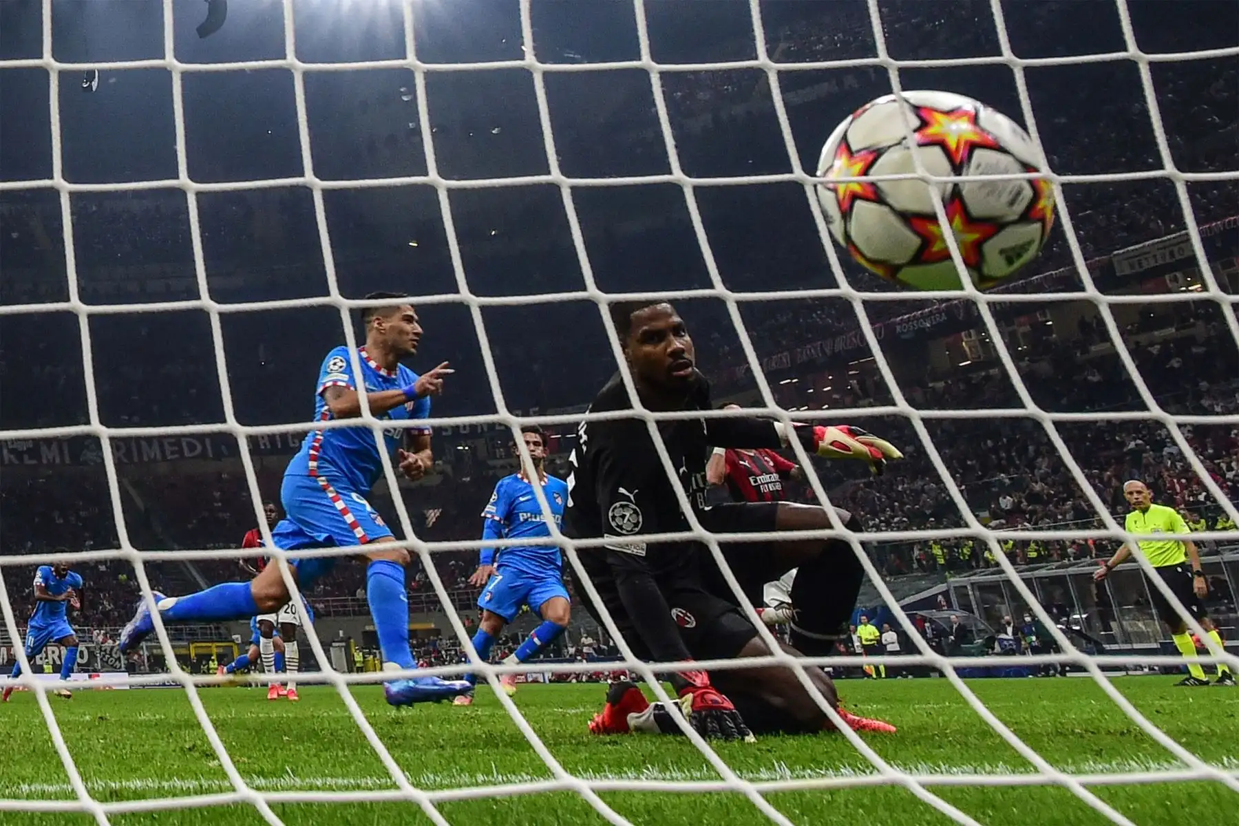 El portero francés del AC Milan Mike Maignan reacciona tras conceder un penalti del delantero uruguayo del Atlético de Madrid Luis Suárez  durante el partido de fútbol del Grupo B de la Liga de Campeones de la UEFA entre el AC Milán y el Atlético de Madrid.
Foto: AFP