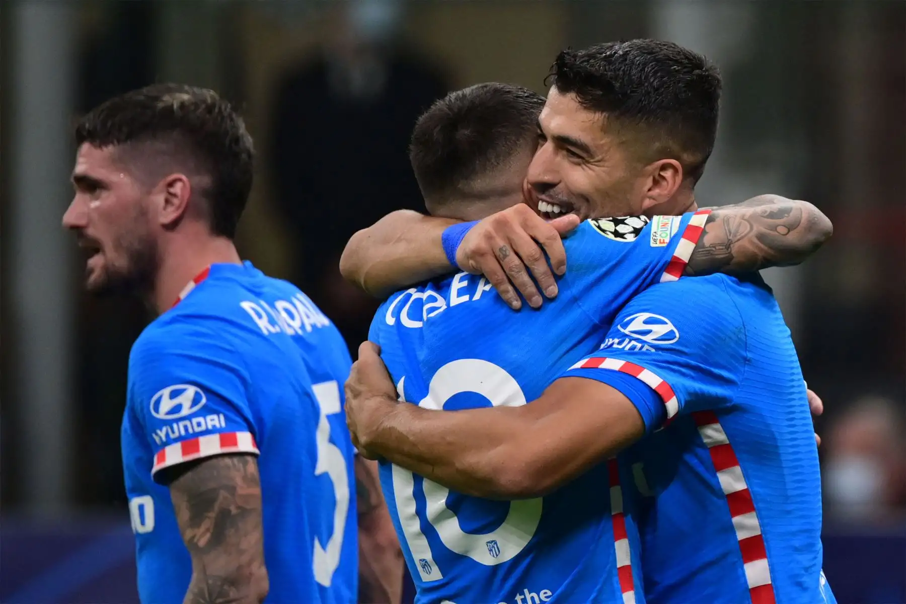 El delantero uruguayo del Atlético de Madrid Luis Suárez  celebra tras marcar un penalti durante el partido de fútbol del Grupo B de la Liga de Campeones de la UEFA entre el AC Milán y el Atlético de Madrid.
Foto: AFP
