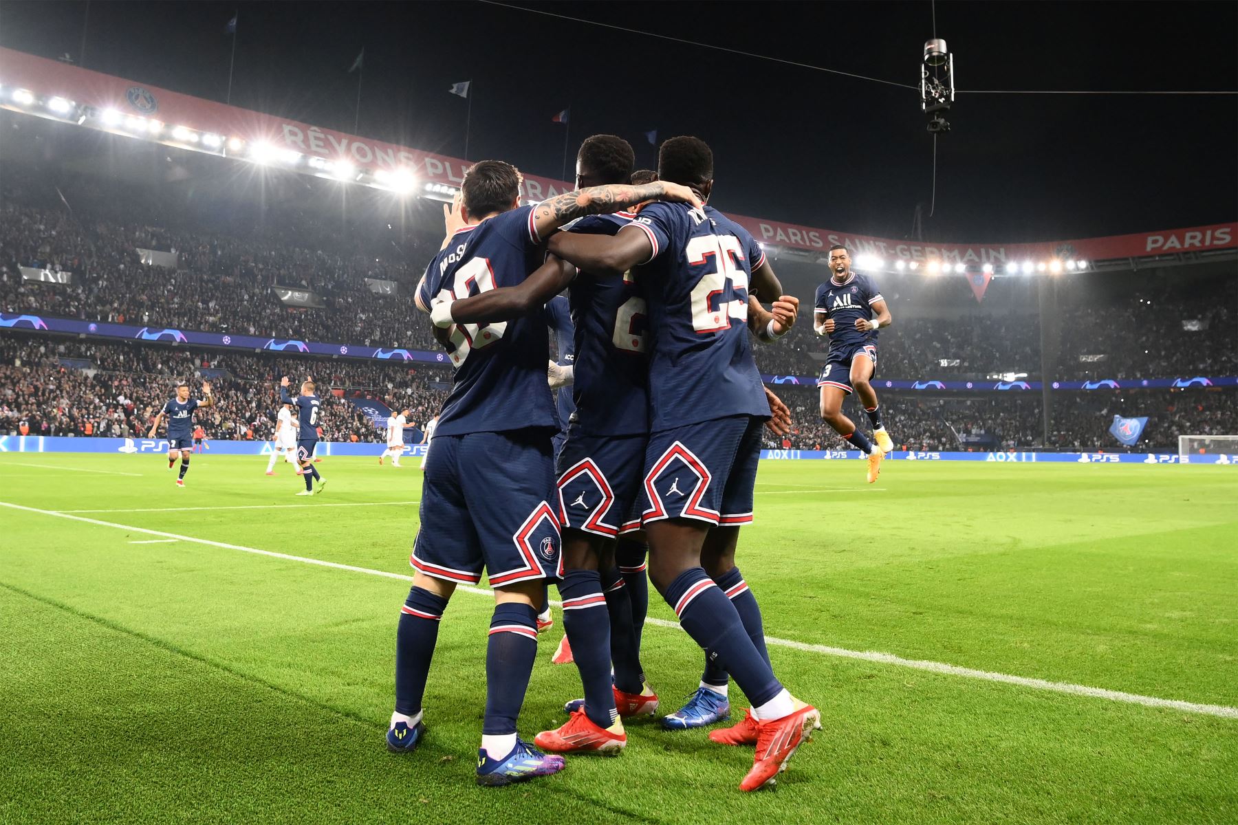 Los jugadores del Paris Saint-Germain celebran en la ned del partido de fútbol del grupo A de la primera ronda de la UEFA Champions League entre el PSG y el Manchester City.
Foto: AFP