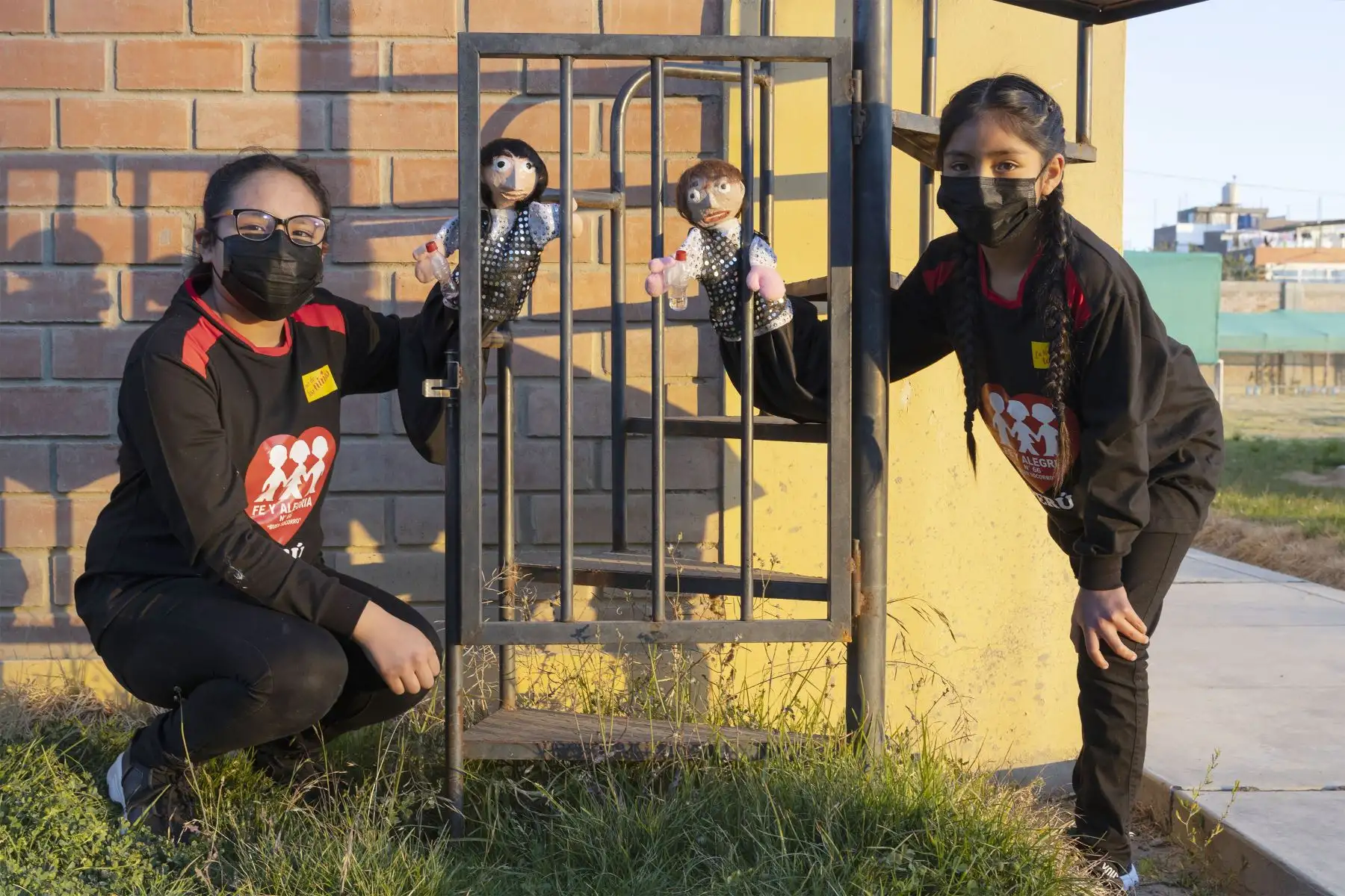 Fe y Alegría  ha iniciado la campaña ‘Nuestra
luz brilla’ en dos de sus colegios, en Trujillo y Huancayo.
Se trata de talleres de teatro y danza dirigidos a las alumnas de quinto y sexto de primaria, y primero de secundaria, en los que se reflexiona sobre genero.
Foto: Fe y Alegría del Perú