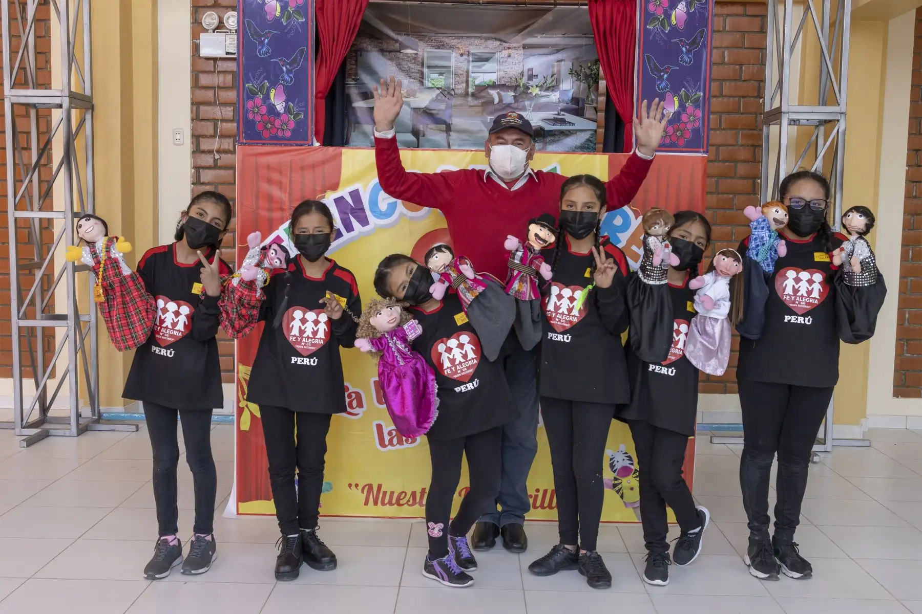 Fe y Alegría  ha iniciado la campaña ‘Nuestra
luz brilla’ en dos de sus colegios, en Trujillo y Huancayo.
Se trata de talleres de teatro y danza dirigidos a las alumnas de quinto y sexto de primaria, y primero de secundaria, en los que se reflexiona sobre genero.
Foto: Fe y Alegría del Perú