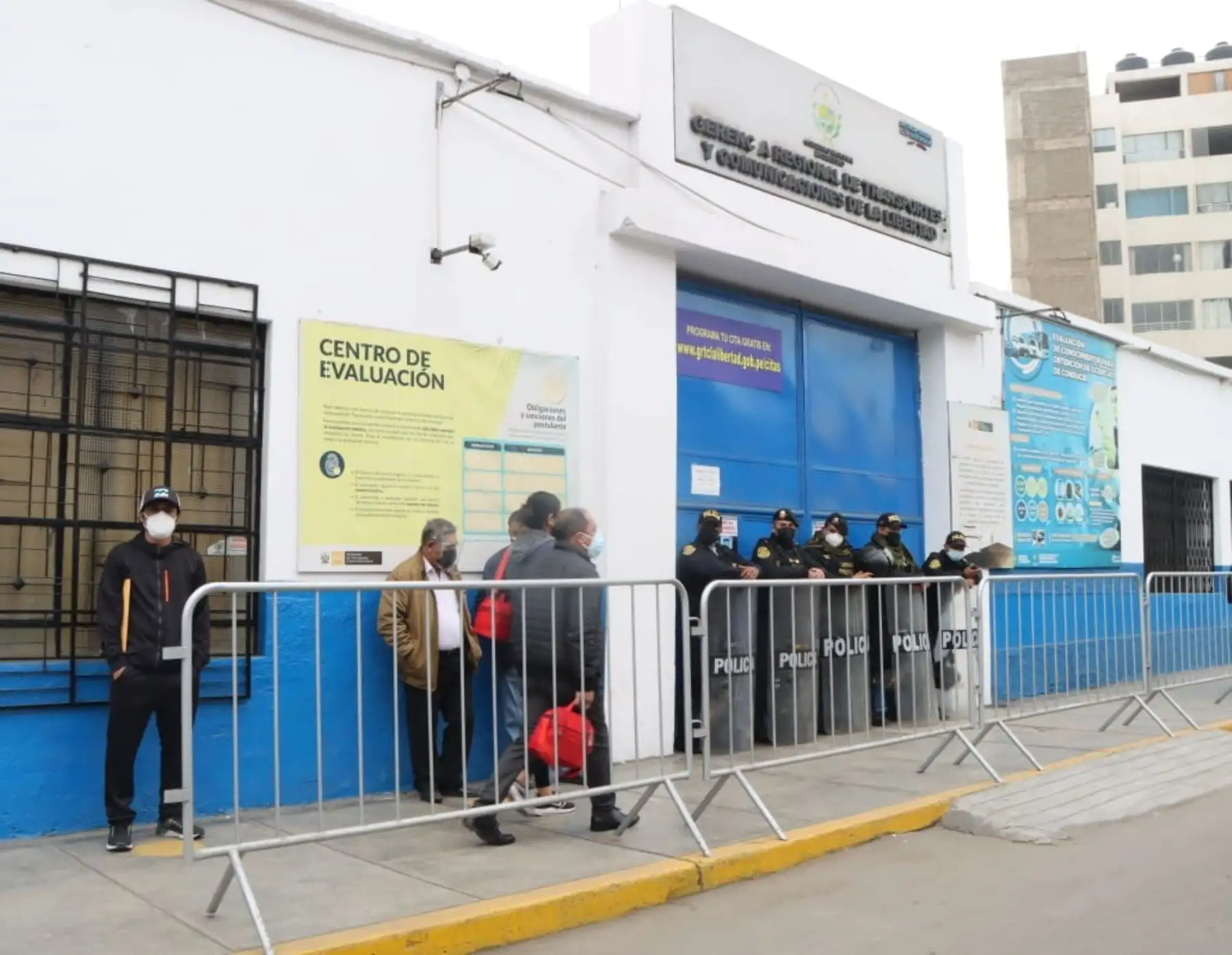 El Ministerio Público y la Policía Nacional intervienen la sede de la Gerencia Regional de Transportes de La Libertad y 10 escuelas de manejo de Trujillo por una supuesta emisión de brevetes falsos. Fotos: Cortesía: Steffano Palomino