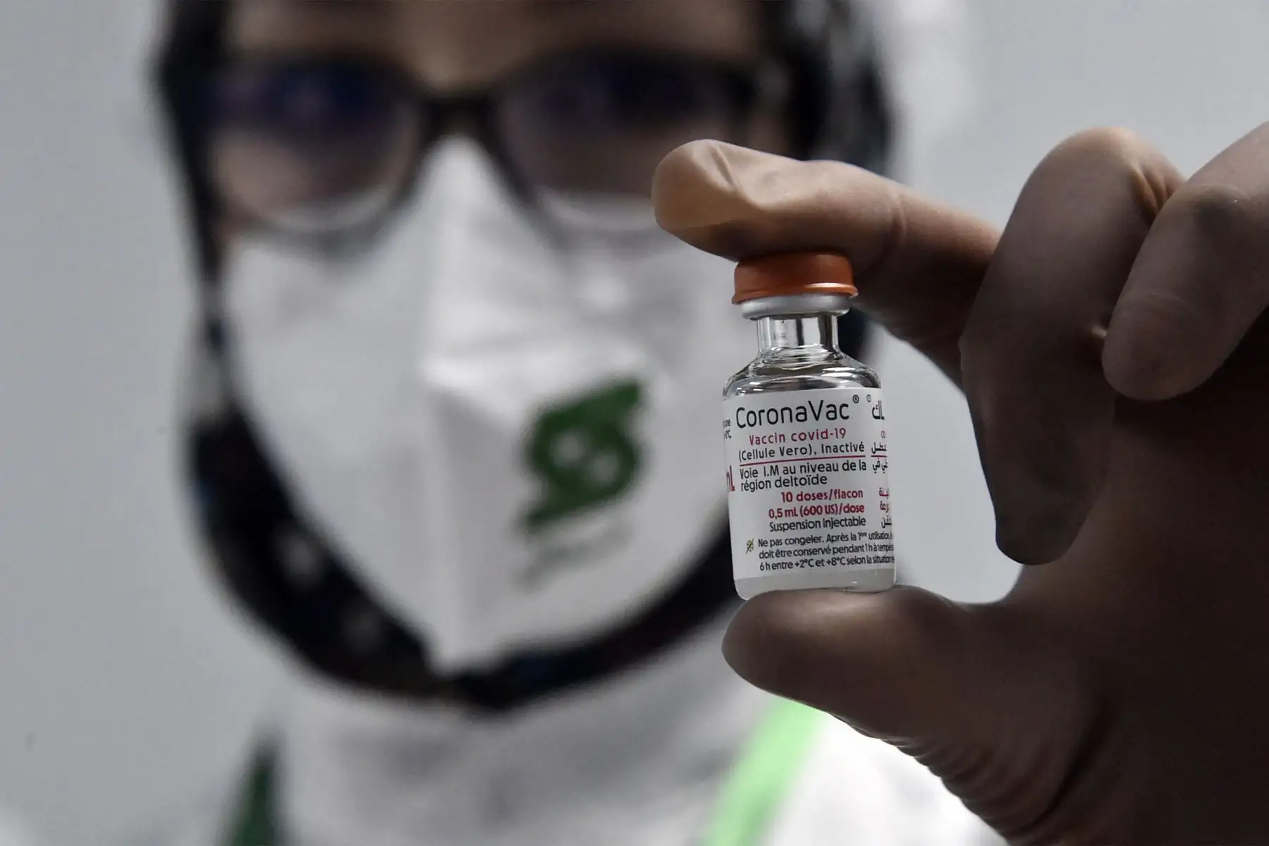 Un técnico de laboratorio de la compañía farmacéutica argelina Saidal, muestra un frasco de la vacuna Sinovac de producción local y desarrollada en China, en la ciudad de Constantine, en el noreste de Argelia.
Foto: AFP