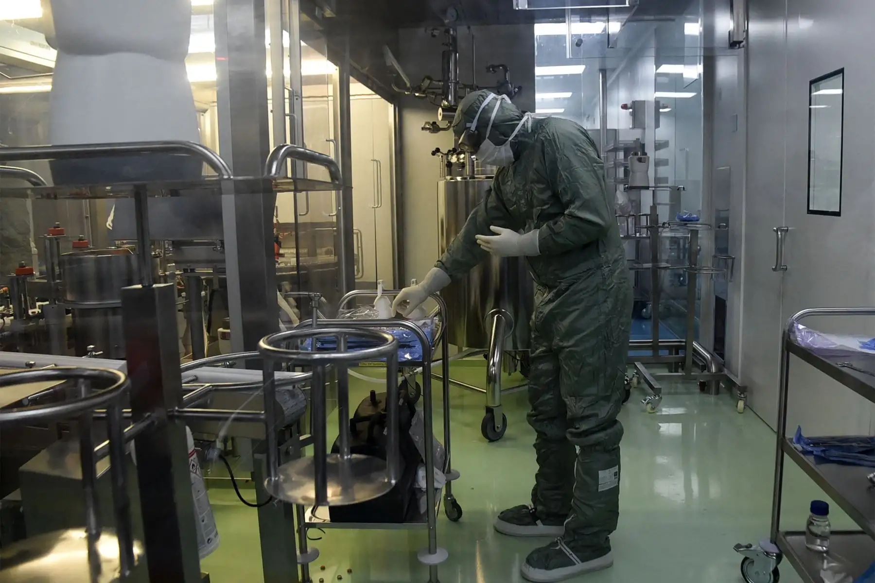 Un técnico de laboratorio de la empresa farmacéutica argelina Saidal, trabaja en la producción de la vacuna Sinovac (CoronaVac) covid-19 desarrollada en China, en la ciudad de Constantine, en el noreste de Argelia.
Foto: AFP