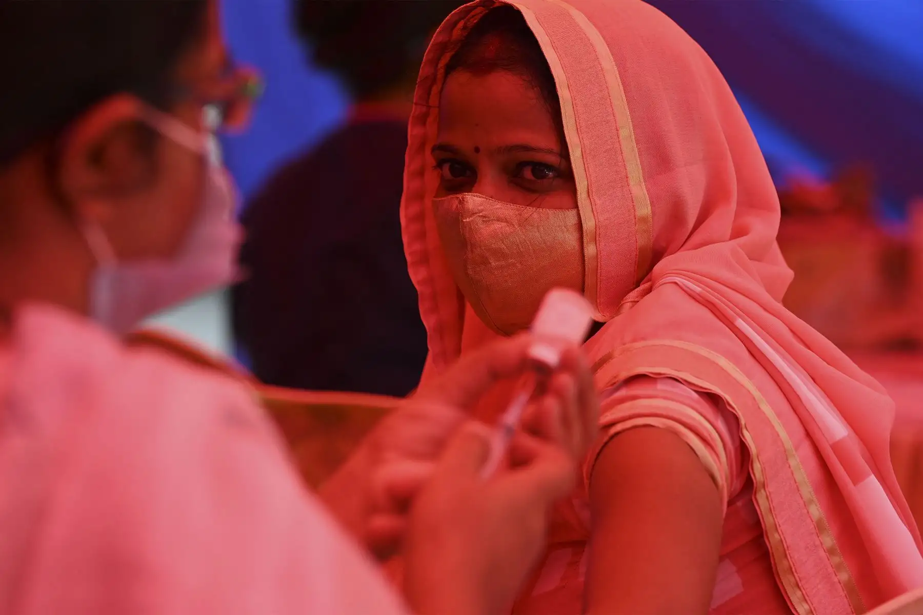 Un trabajador de la salud prepara una dosis de la vacuna Covaxin contra el coronavirus covid-19 en un centro de vacunación en Nueva Delhi.
Foto: AFP