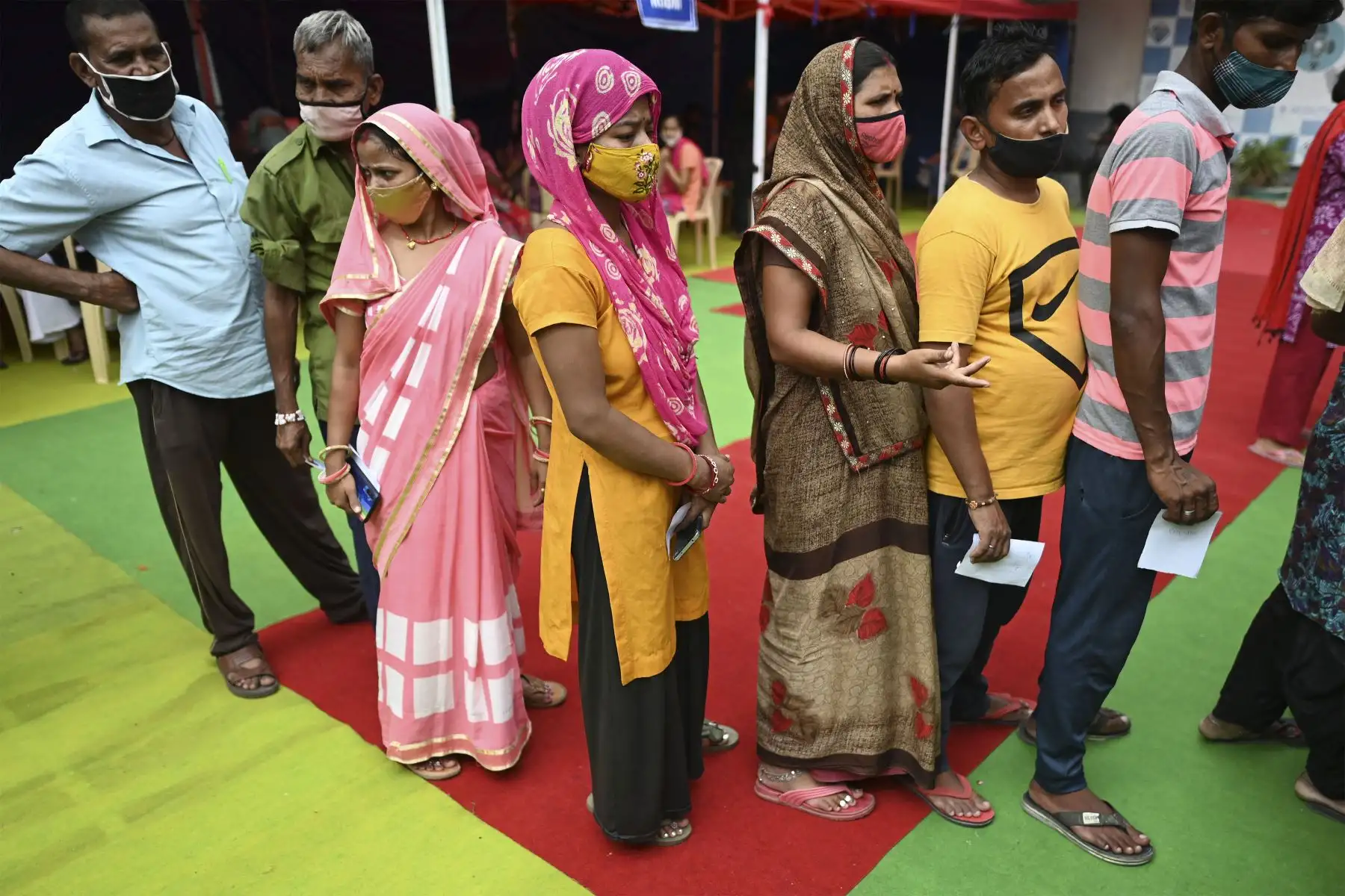 La gente espera para registrarse para recibir una dosis de la vacuna Covaxin contra el coronavirus Covid-19 en un centro de vacunación en Nueva Delhi.
Foto: AFP
