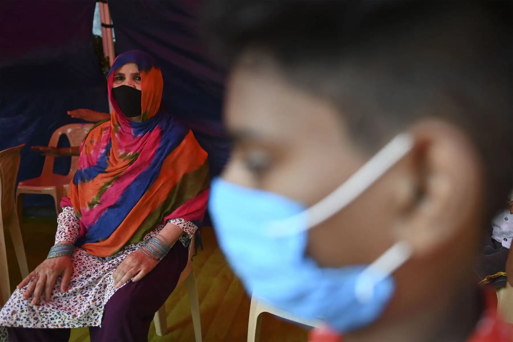 Una mujer espera recibir una dosis de la vacuna Covaxin contra el coronavirus covid-19 en un centro de vacunación en Nueva Delhi.
Foto: AFP