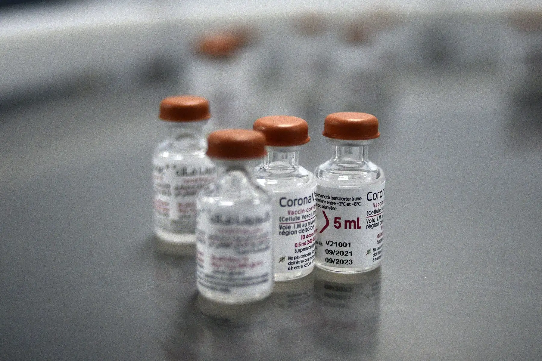 Esta imagen muestra viales de la vacuna Sinovac (CoronaVac) covid-19 desarrollada en China, producida localmente por la compañía farmacéutica argelina Saidal, en la ciudad de Constantine, en el noreste de Argelia.
Foto: AFP