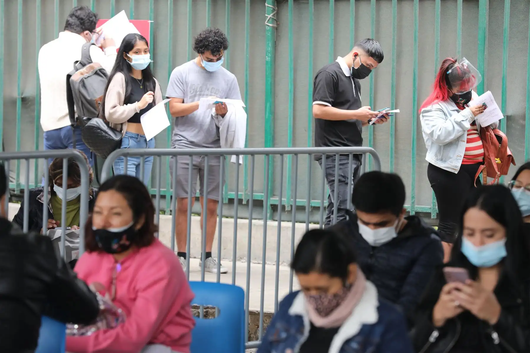 Continua la campaña de vacunación contra el covid -19 para personas mayores de 21 años en el  centro de vacunación del Campo de Marte.
Foto: ANDINA/ Andrés Valle