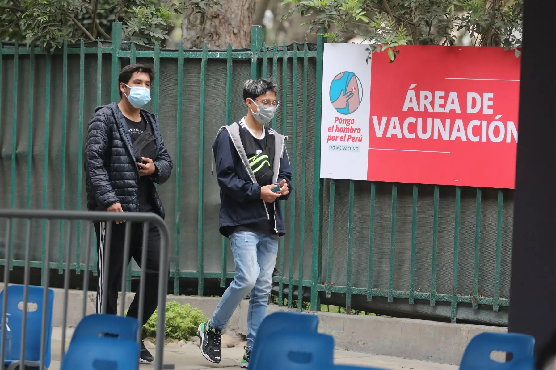 Continua la campaña de vacunación contra el covid -19 para personas mayores de 21 años en el  centro de vacunación del Campo de Marte.
Foto: ANDINA/ Andrés Valle