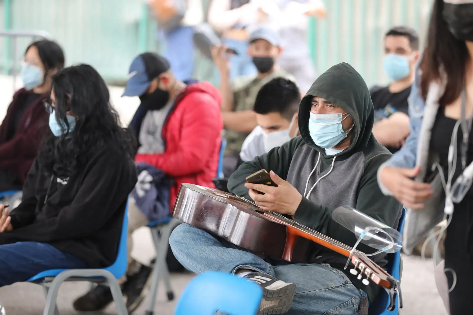 Continua la campaña de vacunación contra el covid -19 para personas mayores de 21 años en el  centro de vacunación del Campo de Marte.
Foto: ANDINA/ Andrés Valle