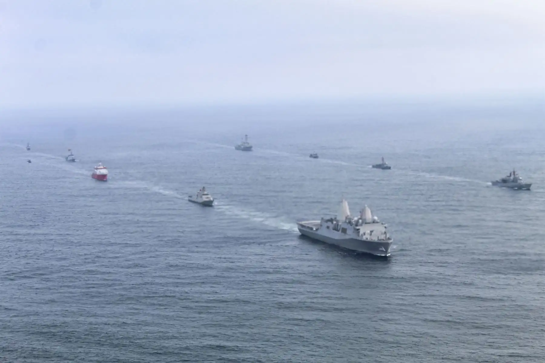 En el marco del Bicentenario institucional, la Marina de Guerra del Perú viene ejecutando, el Ejercicio Multinacional UNITAS –LXII.  Se realizó el ejercicio Photoex, donde se pudo apreciar el despliegue de las unidades navales participantes en el Ejercicio Multinacional Unitas LXII - 2021.
Foto: Marina de Guerra del Perú