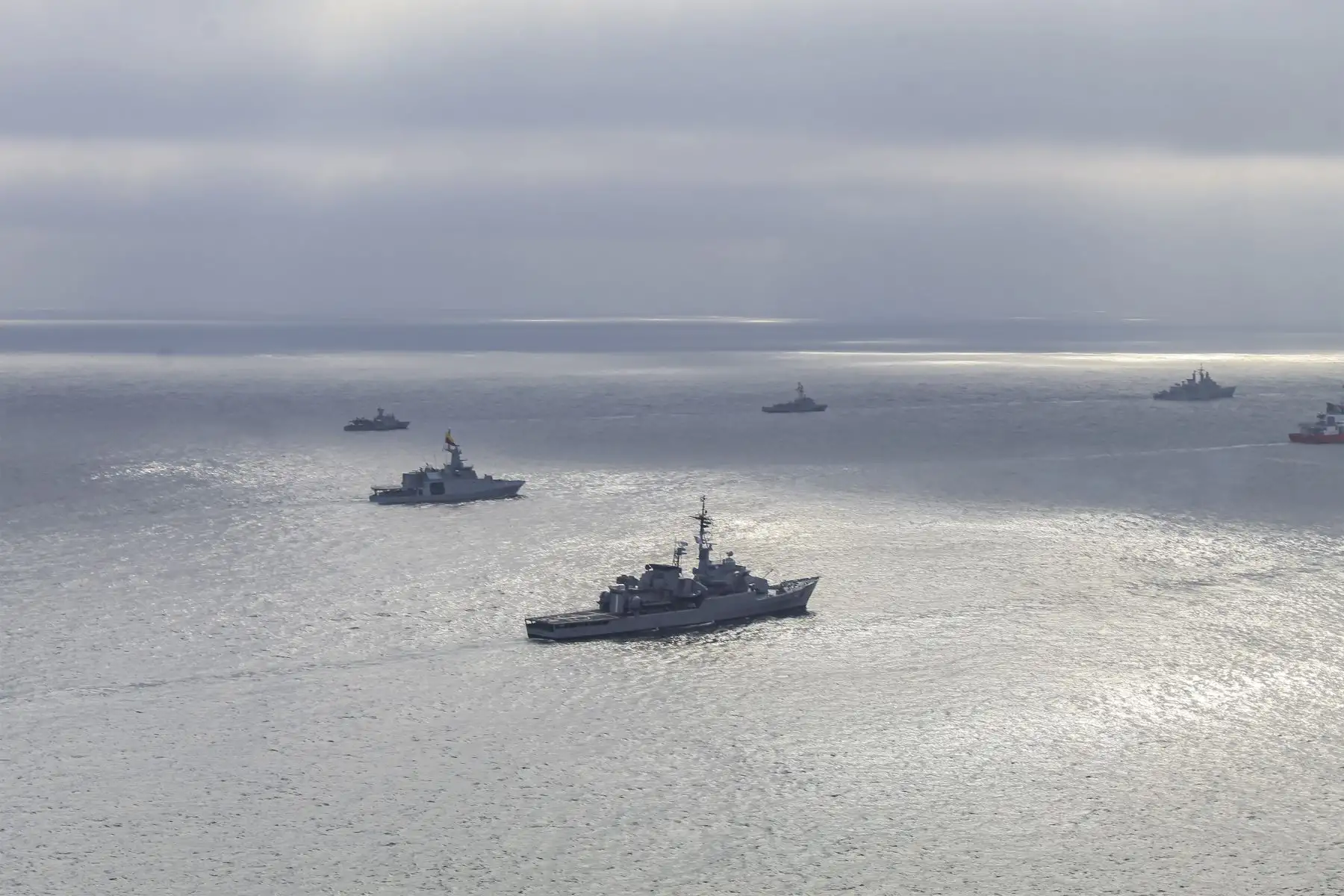 En el marco del Bicentenario institucional, la Marina de Guerra del Perú viene ejecutando, el Ejercicio Multinacional UNITAS –LXII.  Se realizó el ejercicio Photoex, donde se pudo apreciar el despliegue de las unidades navales participantes en el Ejercicio Multinacional Unitas LXII - 2021.
Foto: Marina de Guerra del Perú