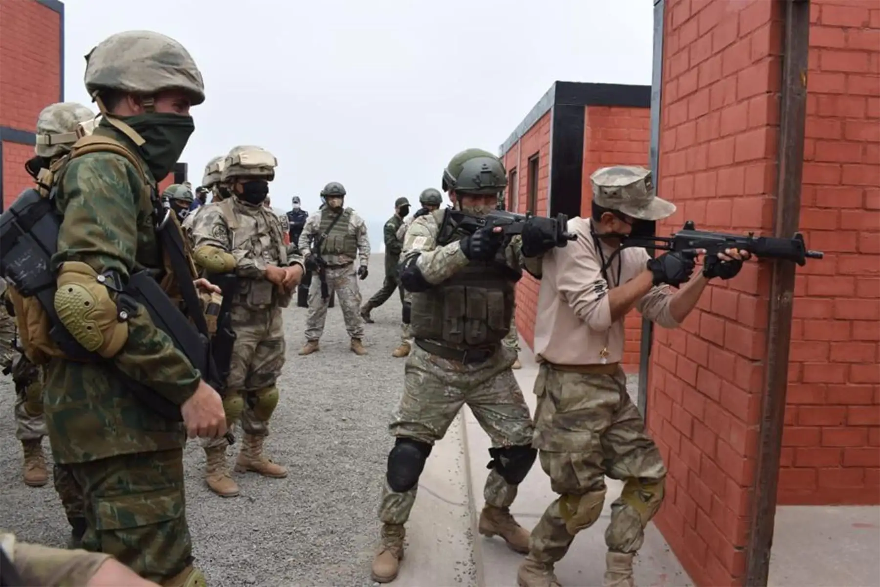 En el marco del Bicentenario institucional, la Marina de Guerra del Perú viene ejecutando, el Ejercicio Multinacional UNITAS –LXII.  Se realizó el ejercicio Photoex, donde se pudo apreciar el despliegue de las unidades navales participantes en el Ejercicio Multinacional Unitas LXII - 2021.
Foto: Marina de Guerra del Perú