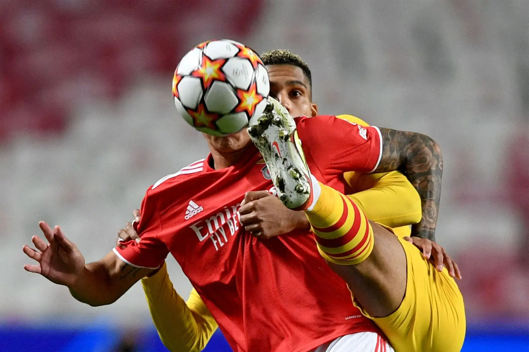 El delantero uruguayo del Benfica, Darwin Núñez, compite con el defensor uruguayo del Barcelona, ​​Ronald Araujo durante la primera ronda de la Liga de Campeones de la UEFA, partido de fútbol del grupo E entre el Benfica y el Barcelona.
Foto: AFP