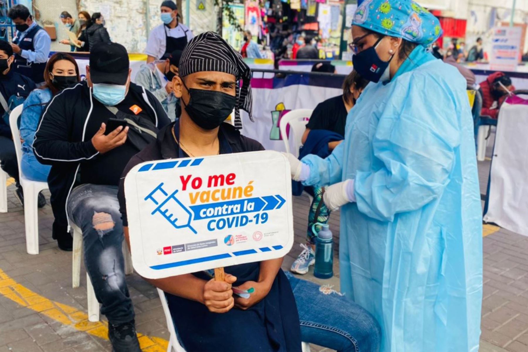 Más de 600 personas, entre comerciantes, ayudantes, estibadores y transeúntes, fueron inmunizadas contra el covid-19. Foto: difusión.