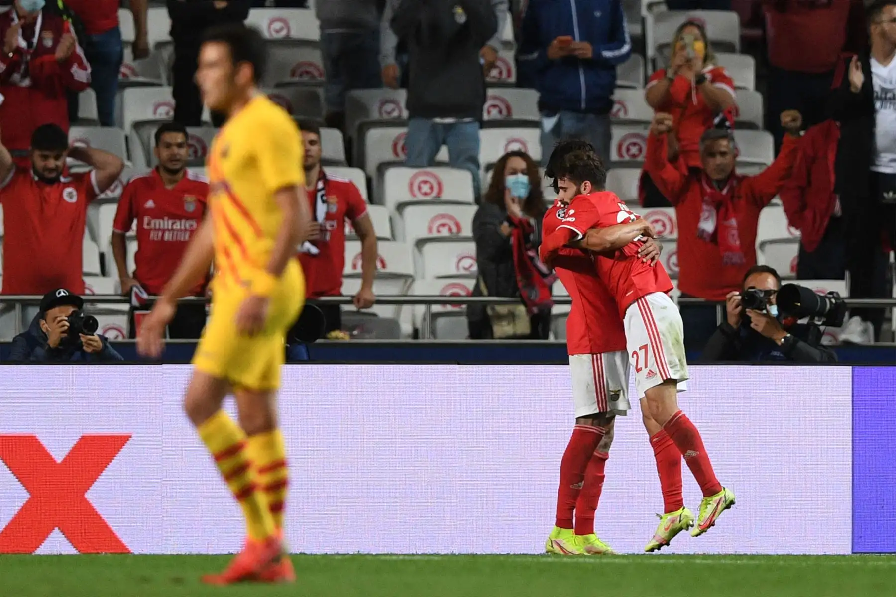 El centrocampista portugués del Benfica Rafa Silva celebra su gol durante el partido de fútbol del grupo E de la primera ronda de la Liga de Campeones de la UEFA entre el Benfica y el Barcelona.
Foto: AFP