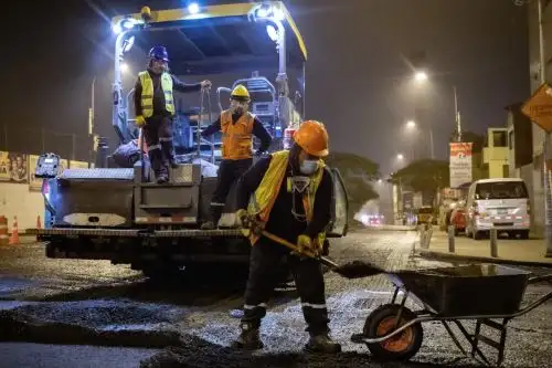 Estas acciones forman parte del plan integral de mantenimiento vial 2021 que la Municipalidad de Lima lleva adelante para devolver la funcionalidad y seguridad a importantes arterias de la capital. Foto: ANDINA/ Municipalidad de Lima.