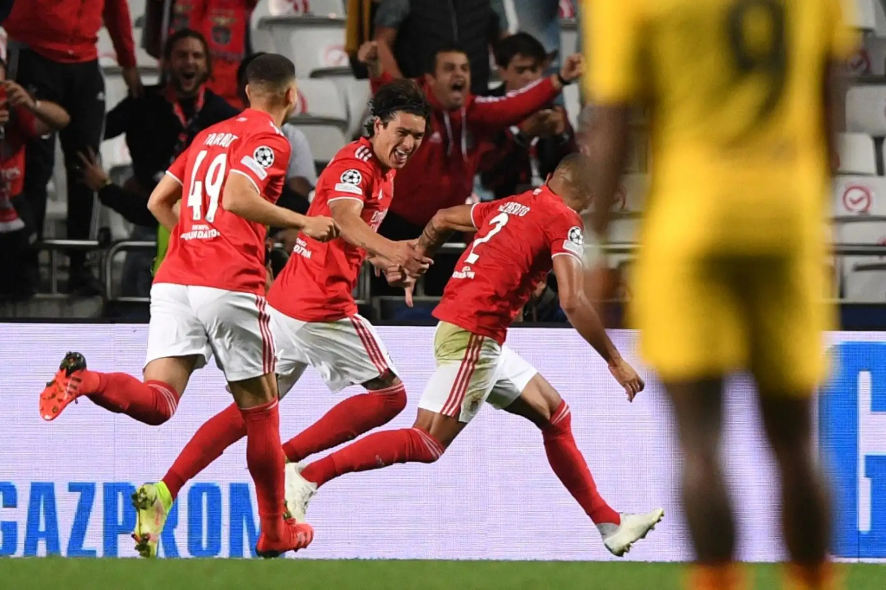El delantero uruguayo del Benfica Darwin Núñez (C) celebra su gol durante el partido de fútbol del grupo E de la primera ronda de la Liga de Campeones de la UEFA entre el Benfica y el Barcelona en el estadio Luz de Lisboa el 29 de septiembre de 2021. Foto: AFP