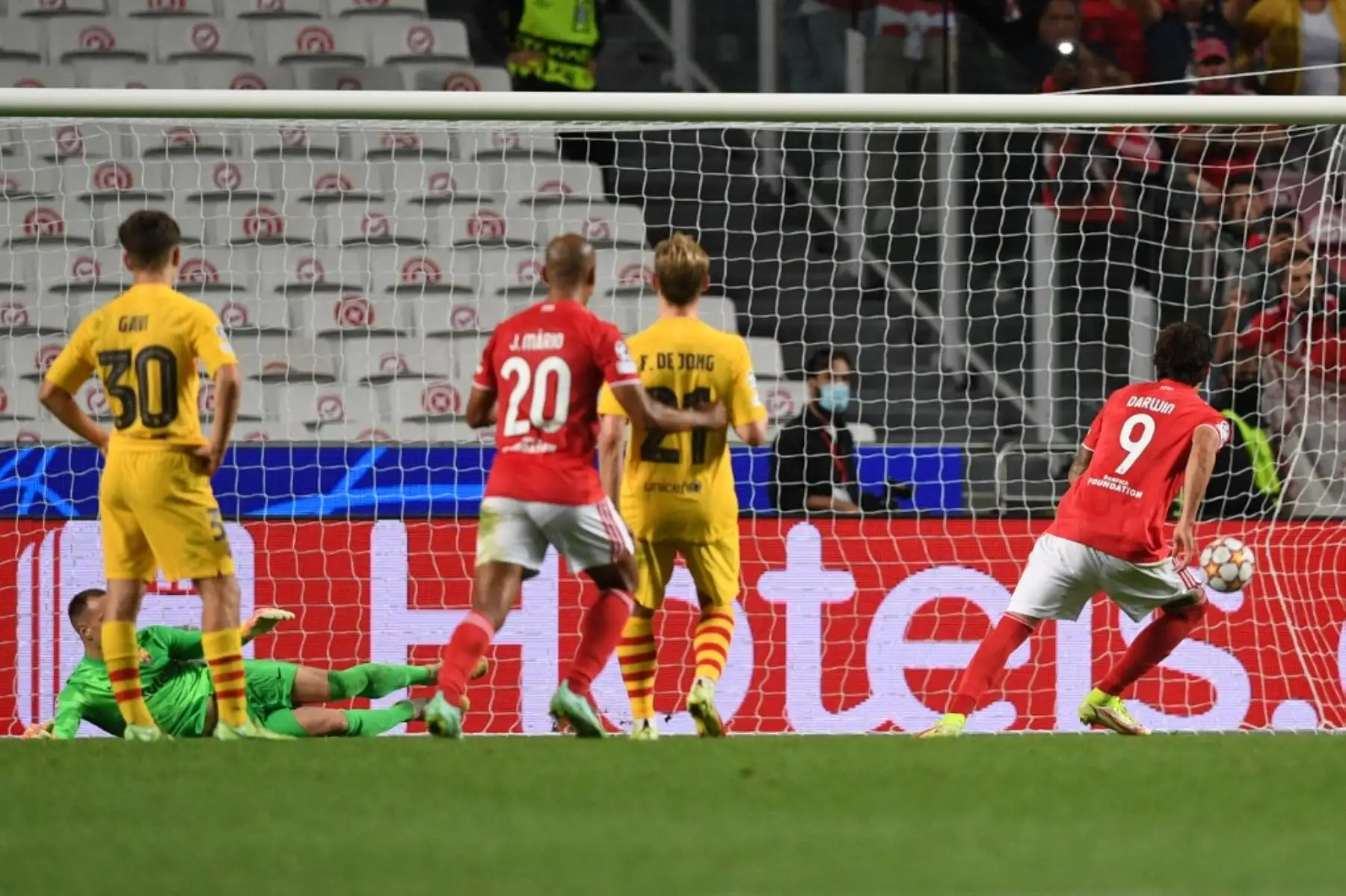 El delantero uruguayo del Benfica Darwin Nunez (R) marca un gol durante la primera ronda de la Liga de Campeones de la UEFA, partido de fútbol del grupo E entre el Benfica y el Barcelona en el estadio Luz de Lisboa el 29 de septiembre de 2021. Foto: AFP
