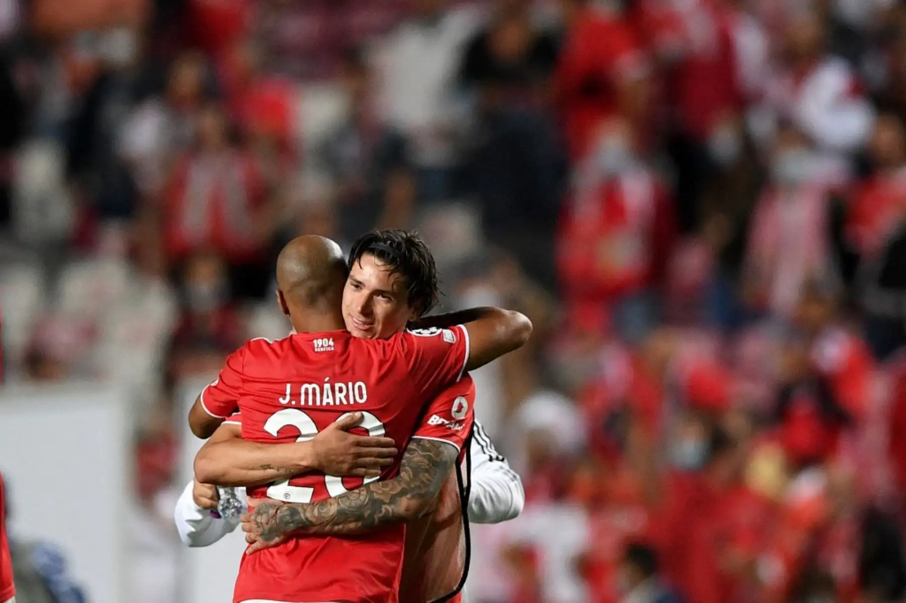El delantero uruguayo del Benfica Darwin Núñez (R) celebra con el centrocampista portugués del Benfica Joao Mario después del partido de fútbol del grupo E de la primera ronda de la Liga de Campeones de la UEFA entre el Benfica y el Barcelona en el estadio Luz de Lisboa el 29 de septiembre de 2021. Foto: AFP