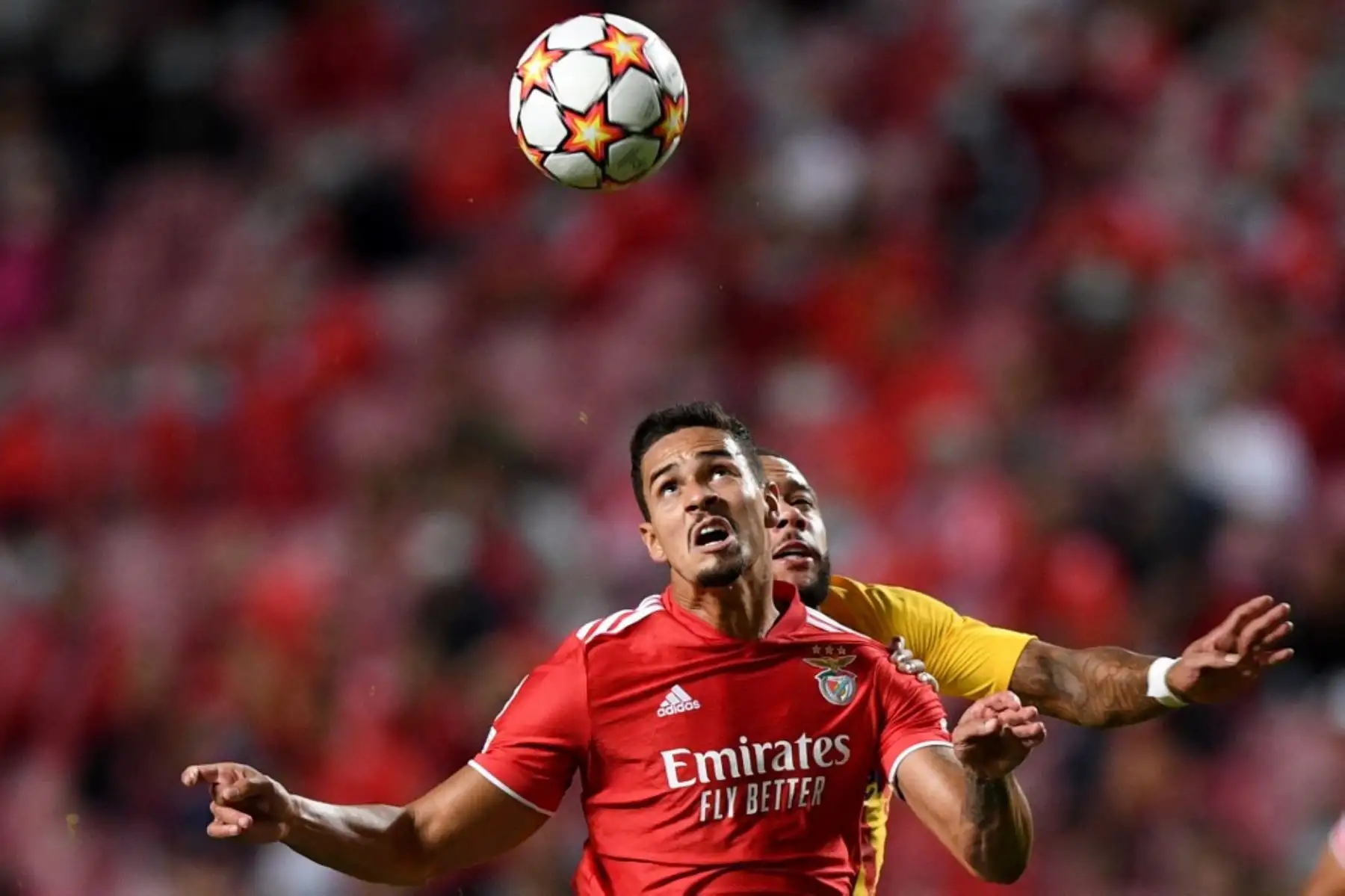 Defensor brasileño del Benfica Lucas Verissimo encabeza el balón delante del delantero holandés od Barcelona Memphis Depay y el defensor argentino del Benfica Nicolas Otamendi durante la primera ronda de la Liga de Campeones de la UEFA, el grupo E de fútbol partido entre el Benfica y el Barcelona en el estadio de la Luz en Lisboa 29 de septiembre de 2021. Foto: AFP