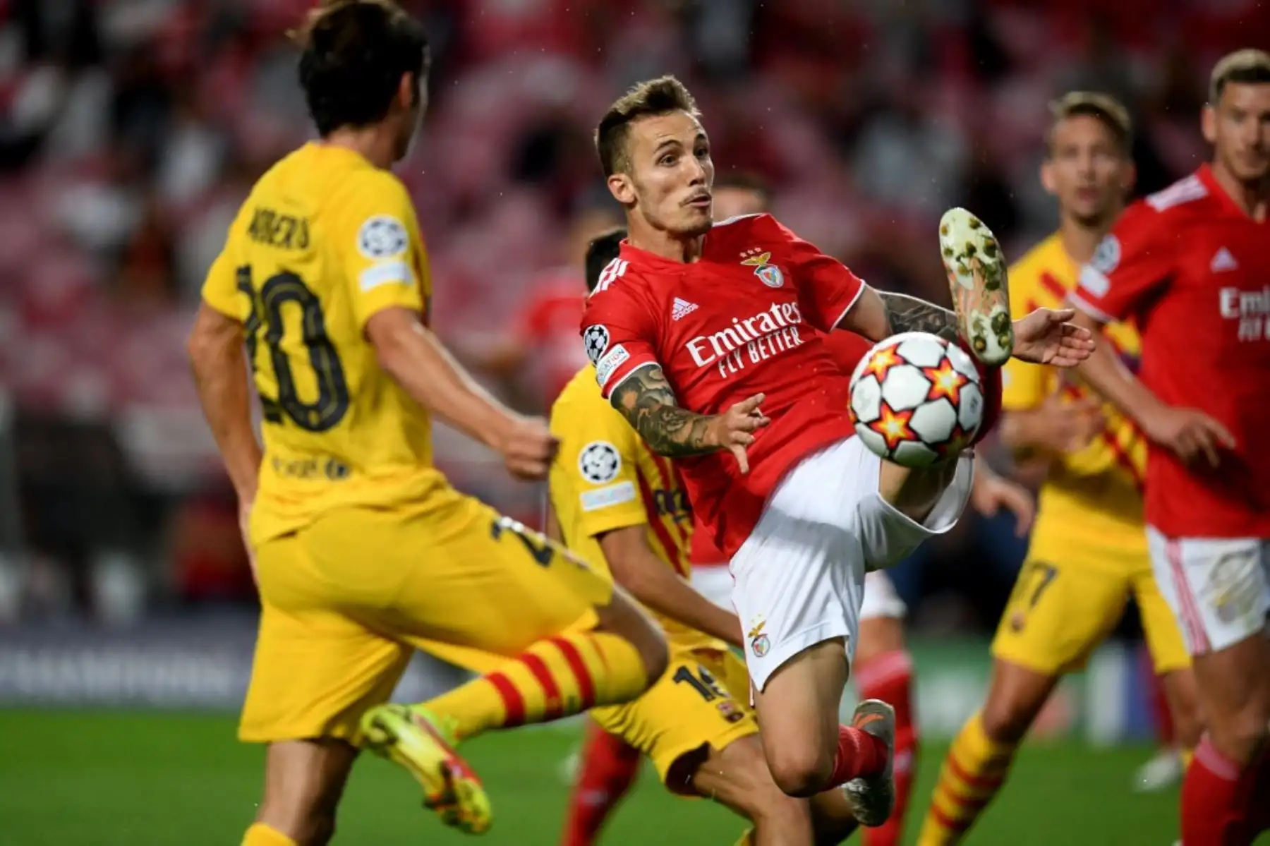 El defensa español del Benfica, Alex Grimaldo, controla el balón durante el partido de fútbol del grupo E de la primera ronda de la Liga de Campeones de la UEFA entre el Benfica y el Barcelona en el estadio de la Luz en Lisboa el 29 de septiembre de 2021. Foto: AFP