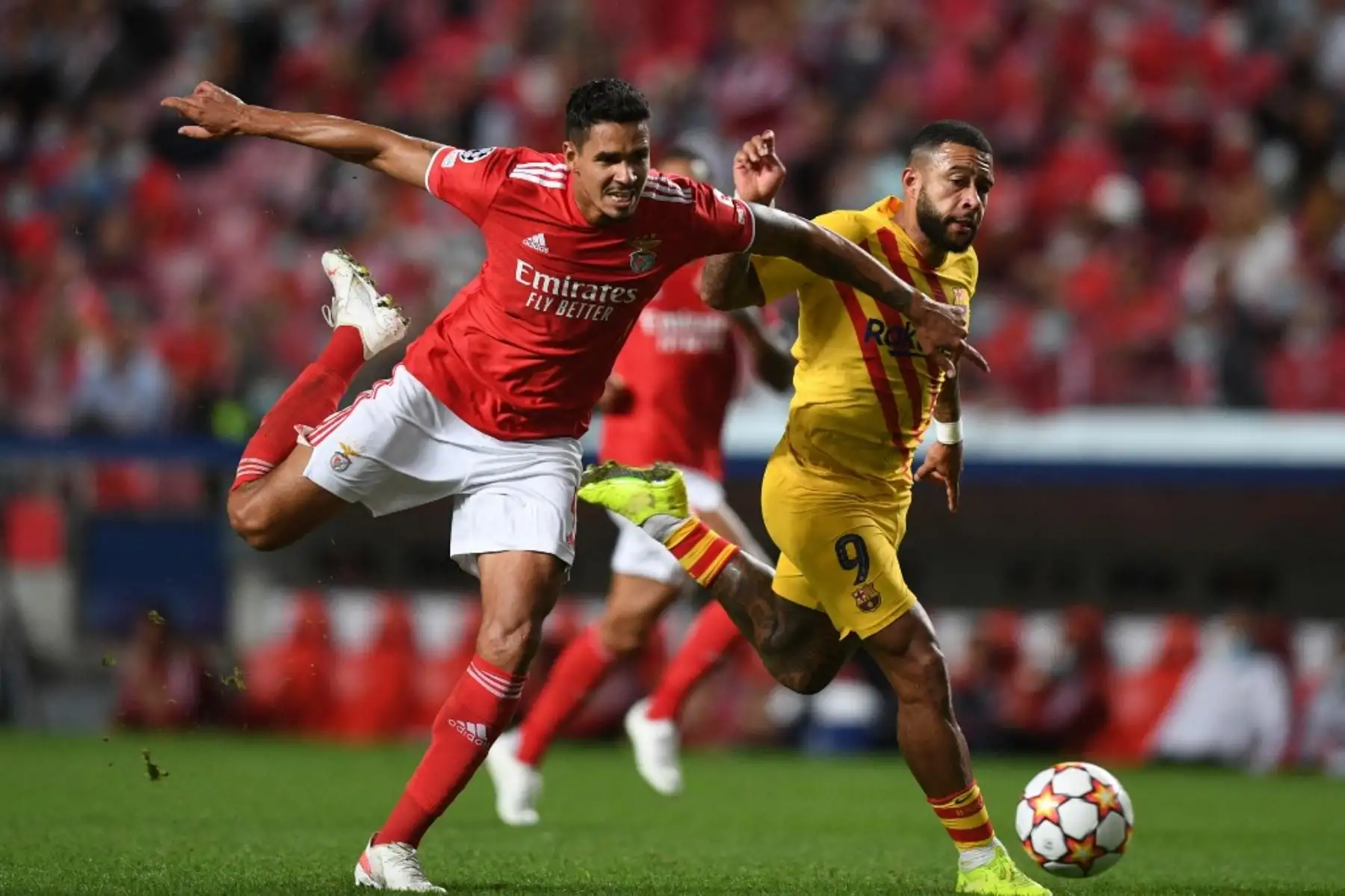 El defensor brasileño del Benfica Lucas Verissimo (L) compite con el delantero holandés del Barcelona Memphis Depay durante la primera ronda de la Liga de Campeones de la UEFA, partido de fútbol del grupo E entre el Benfica y el Barcelona en el estadio Luz de Lisboa el 29 de septiembre de 2021. Foto: AFP