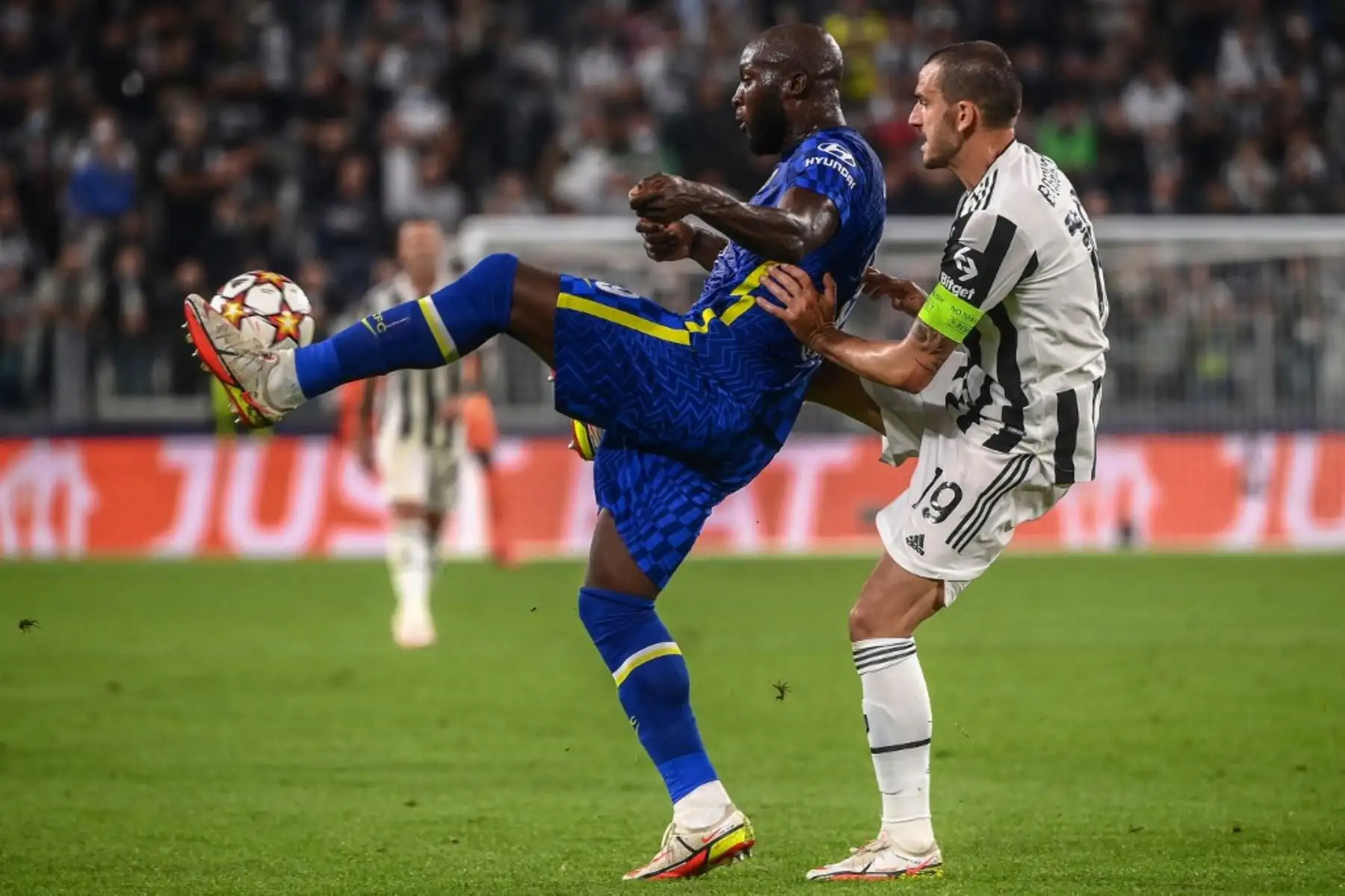 El delantero belga del Chelsea Romelu Lukaku (L) y el defensor italiano de la Juventus Leonardo Bonucci van por el balón durante el partido de fútbol del Grupo H de la Liga de Campeones de la UEFA entre la Juventus y el Chelsea el 29 de septiembre de 2021 en el estadio de la Juventus en Turín. Foto: AFP