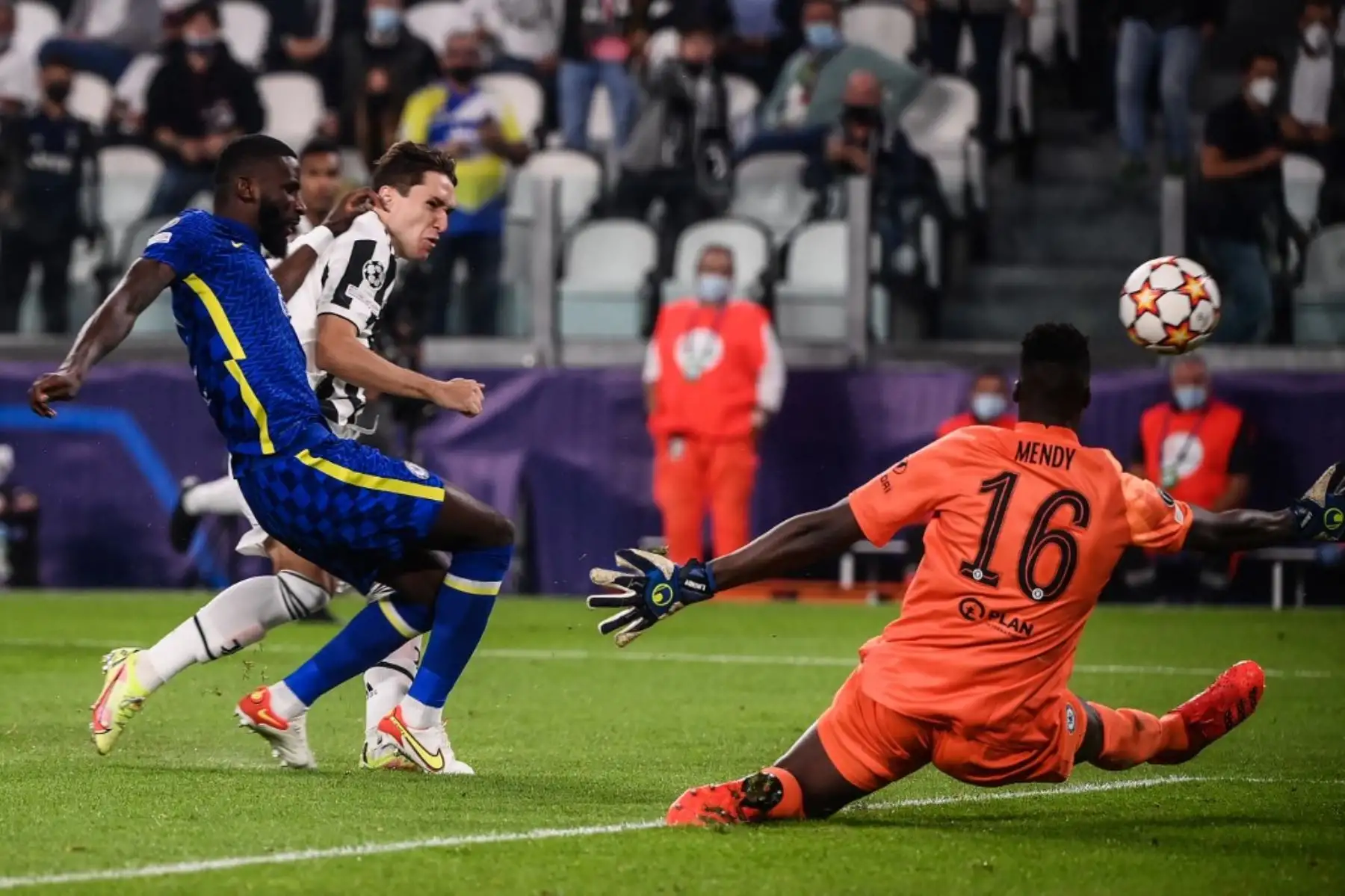 El delantero italiano de la Juventus Federico Chiesa dispara al portero senegalés del Chelsea Edouard Mendy para abrir el marcador durante el partido de fútbol del Grupo H de la Liga de Campeones de la UEFA entre la Juventus y el Chelsea el 29 de septiembre de 2021 en el estadio de la Juventus en Turín. Foto: AFP