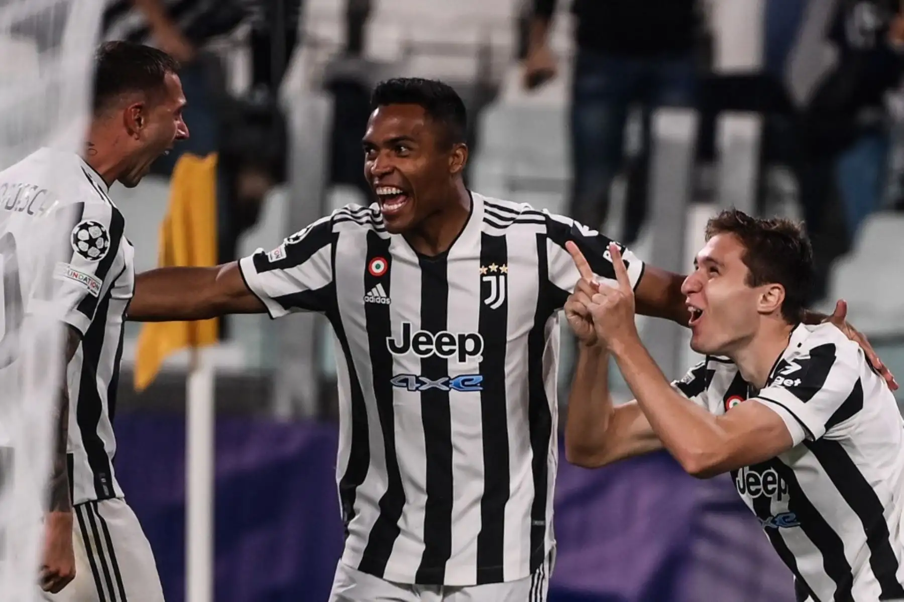 El delantero italiano de la Juventus Federico Chiesa celebra con el delantero italiano de la Juventus Federico Bernardeschi y el defensor brasileño de la Juventus Alex Sandro después de abrir el marcador durante el partido de fútbol del Grupo H de la Liga de Campeones de la UEFA entre la Juventus y el Chelsea el 29 de septiembre de 2021 en el estadio de la Juventus en Turín. Foto: AFP