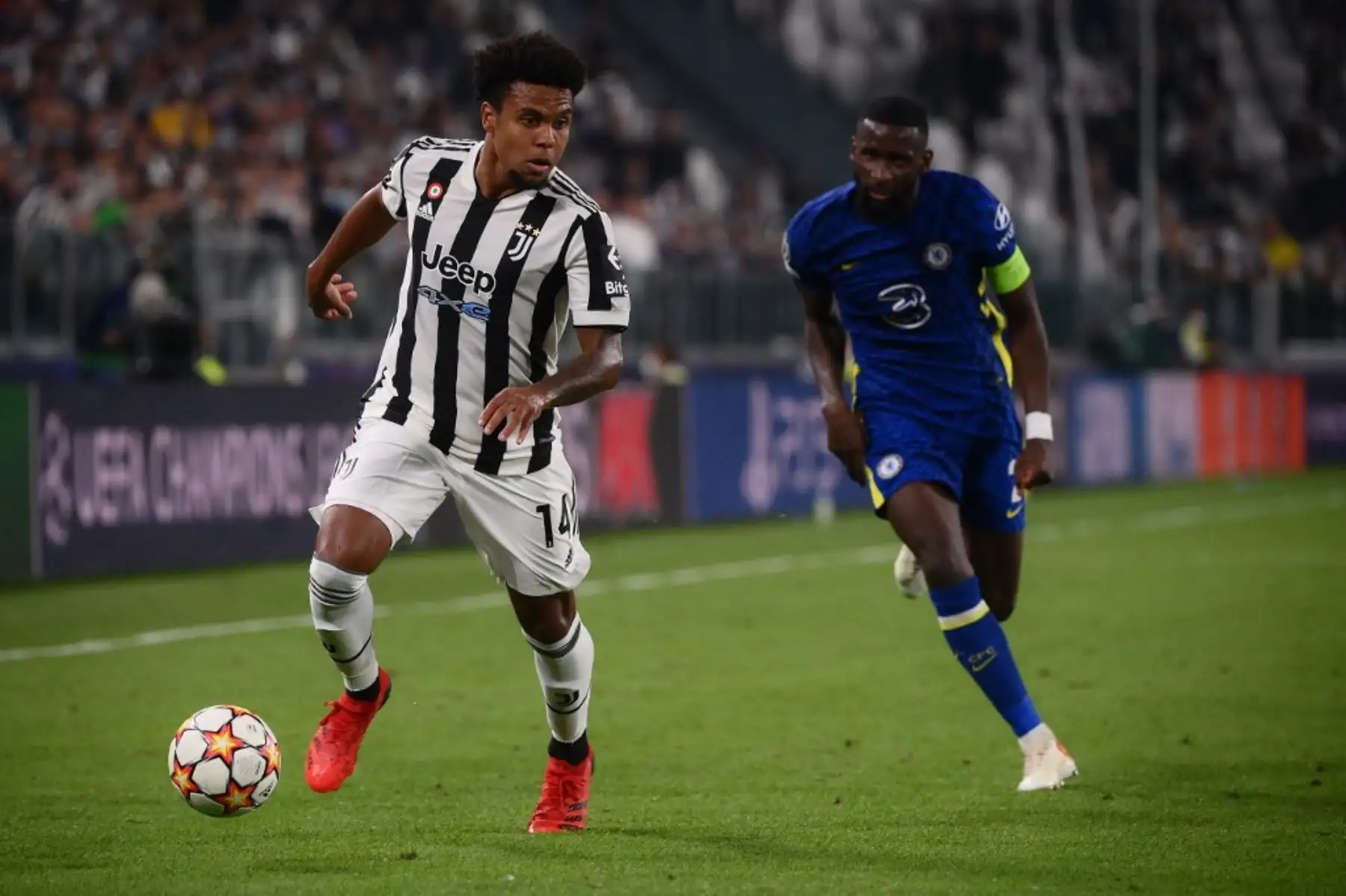 El centrocampista estadounidense de la Juventus Weston McKennie (izq.) Supera al defensor alemán del Chelsea Antonio Ruediger durante el partido de fútbol del Grupo H de la Liga de Campeones de la UEFA entre la Juventus y el Chelsea el 29 de septiembre de 2021 en el estadio de la Juventus de Turín. Foto: AFP