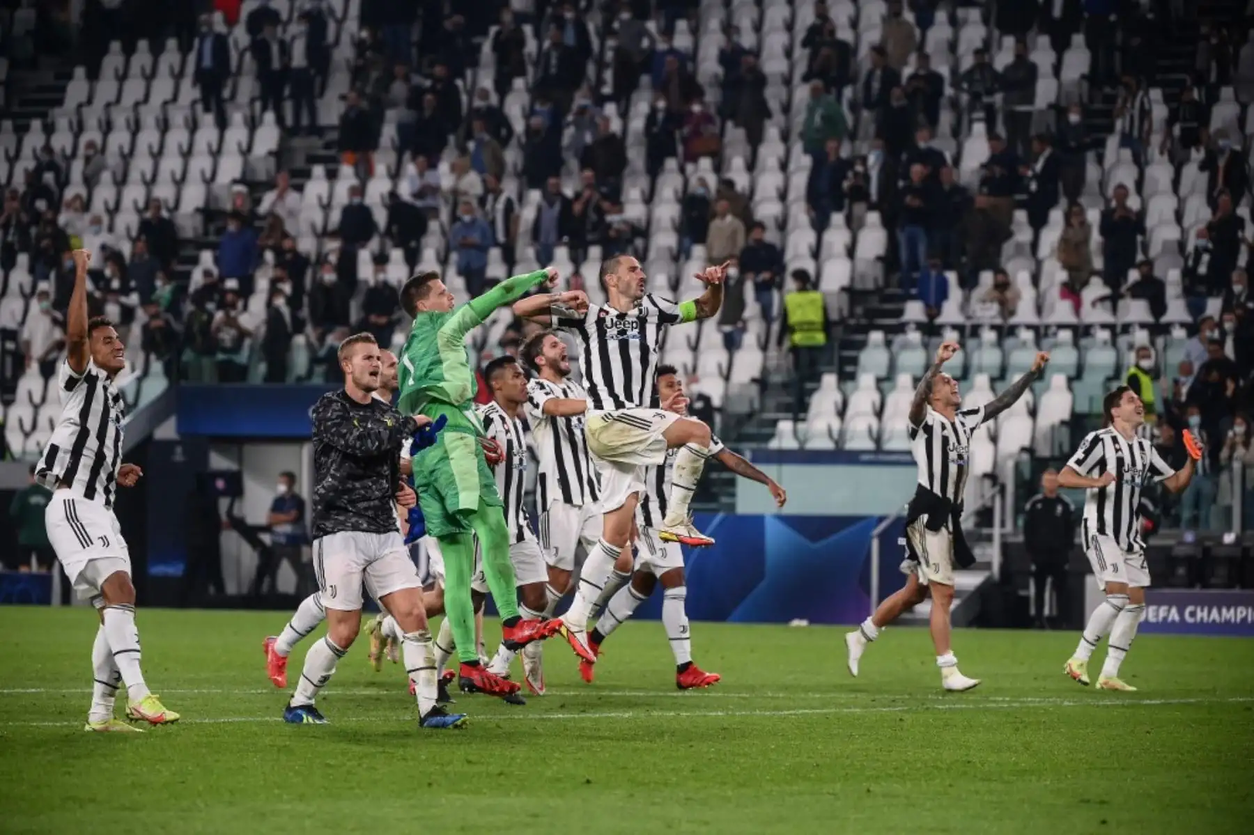 Los jugadores de la Juventus reconocen a los fanáticos al final del partido de fútbol del Grupo H de la Liga de Campeones de la UEFA entre la Juventus y el Chelsea el 29 de septiembre de 2021 en el estadio de la Juventus en Turín. Foto: AFP