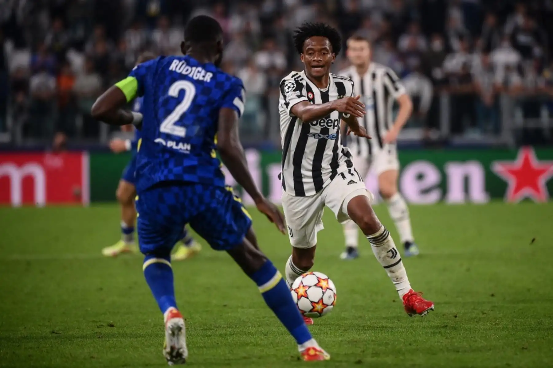 El centrocampista colombiano de la Juventus Juan Cuadrado desafía al defensor alemán del Chelsea Antonio Ruediger durante el partido de fútbol del Grupo H de la Liga de Campeones de la UEFA entre la Juventus y el Chelsea el 29 de septiembre de 2021 en el estadio de la Juventus en Turín. Foto: AFP