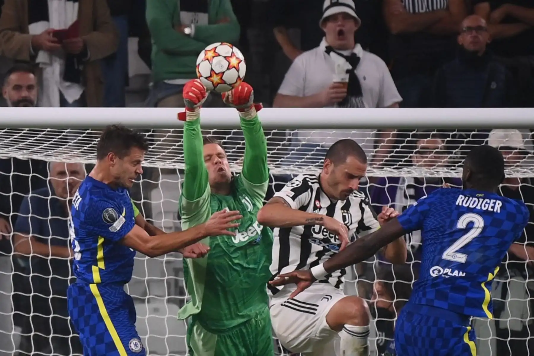El portero polaco de la Juventus Wojciech Szczesny desvía un disparo bajo la presión del defensa español del Chelsea César Azpilicueta durante el partido de fútbol del Grupo H de la Liga de Campeones de la UEFA entre la Juventus y el Chelsea el 29 de septiembre de 2021 en el estadio de la Juventus en Turín. Foto: AFP