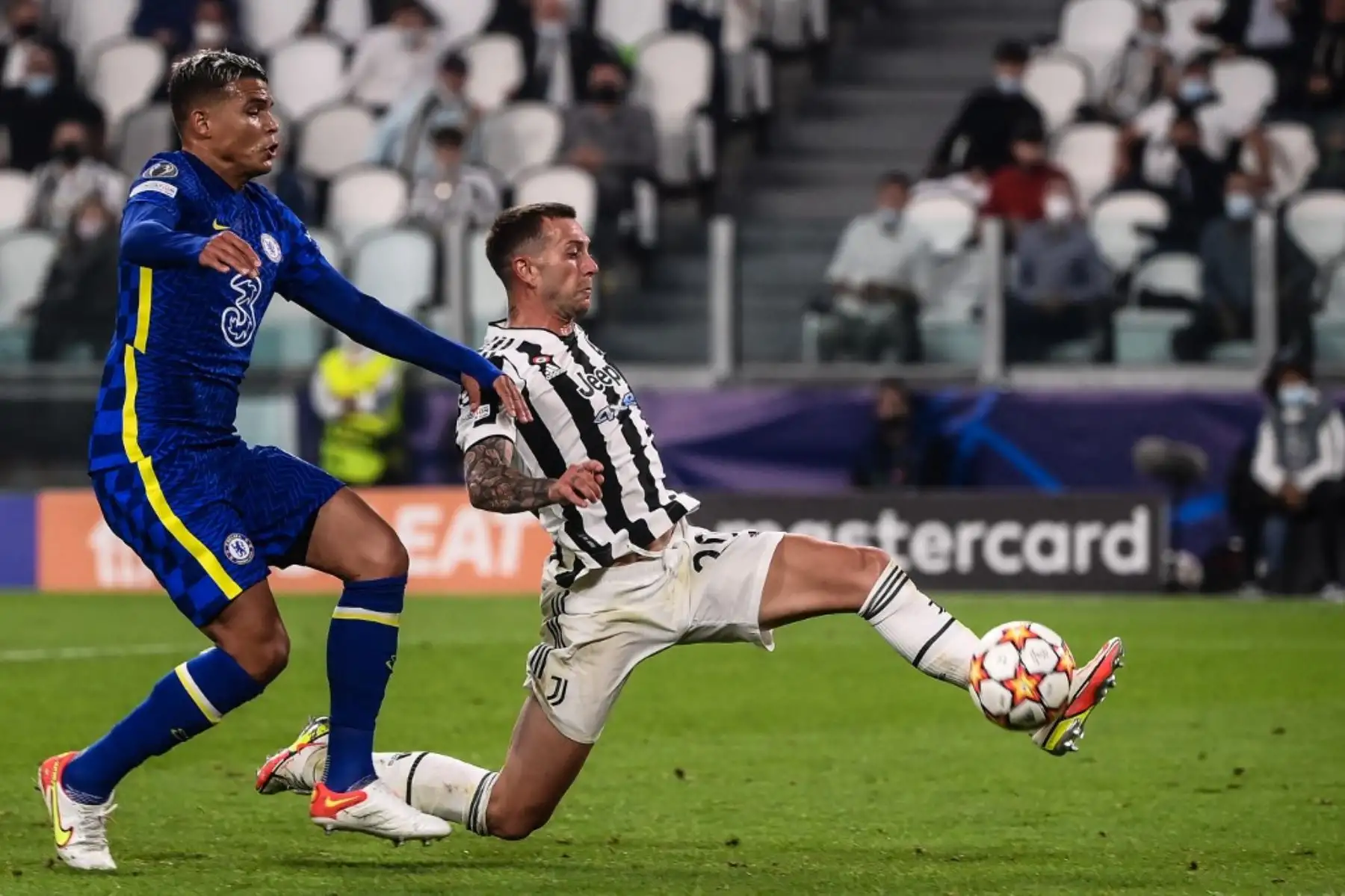 El delantero italiano de la Juventus Federico Bernardeschi supera al defensor brasileño del Chelsea Thiago Silva para buscar una oportunidad de gol durante el partido de fútbol del Grupo H de la Liga de Campeones de la UEFA entre la Juventus y el Chelsea el 29 de septiembre de 2021 en el estadio de la Juventus en Turín. Foto: AFP